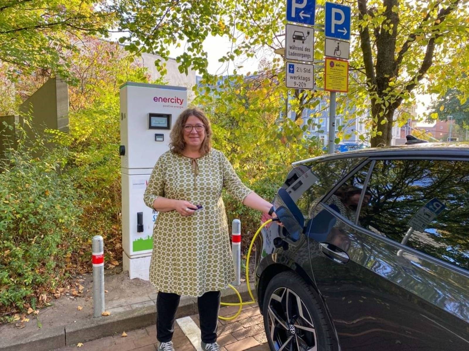 Die Wirtschafts- und Umweltdezernentin Anja Ritschel lädt ein Eektroauto bei der neuen Ladesäule am Nord-Ost Bad.