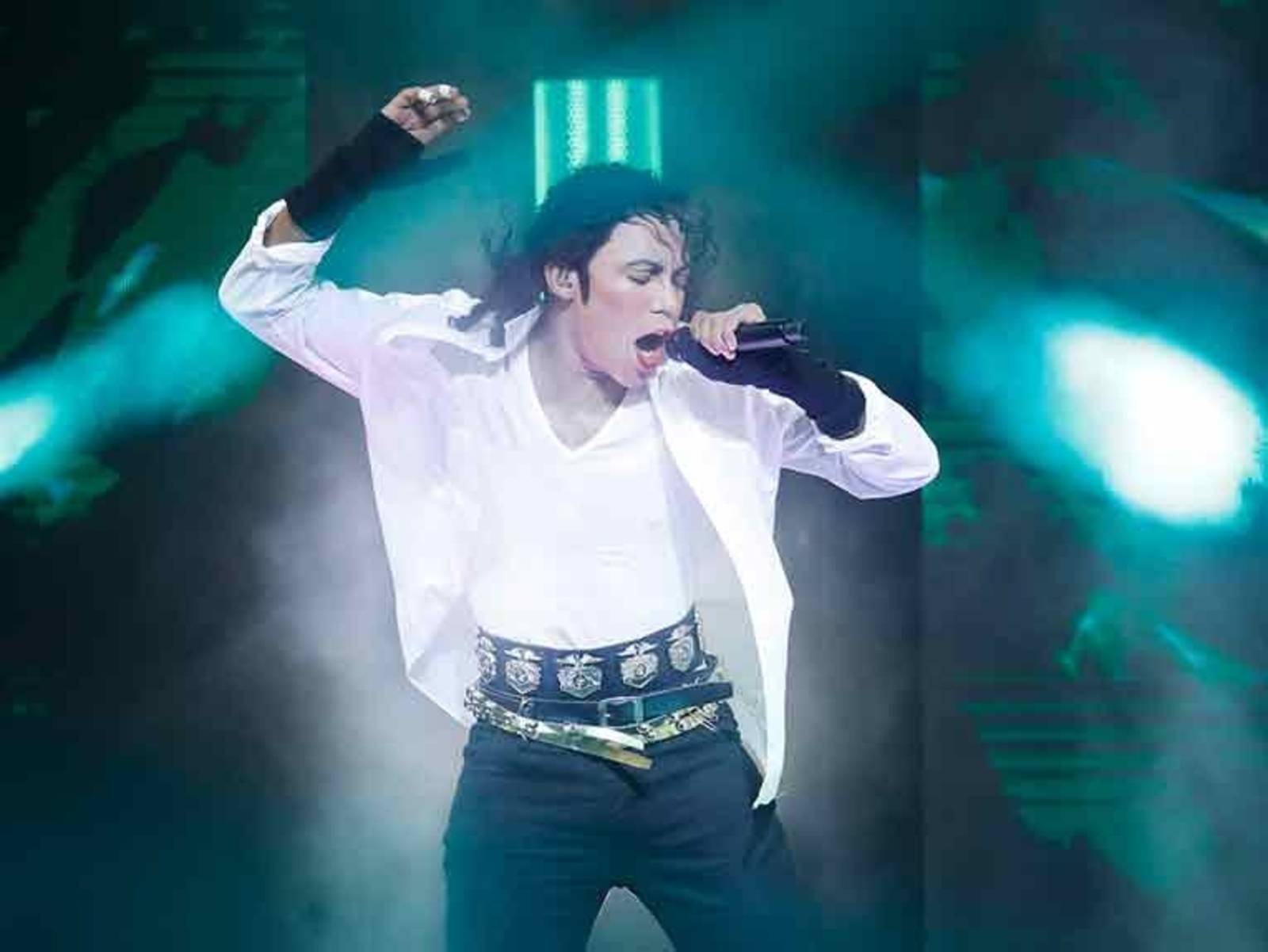 Ein Darsteller imitiert Michael Jackson