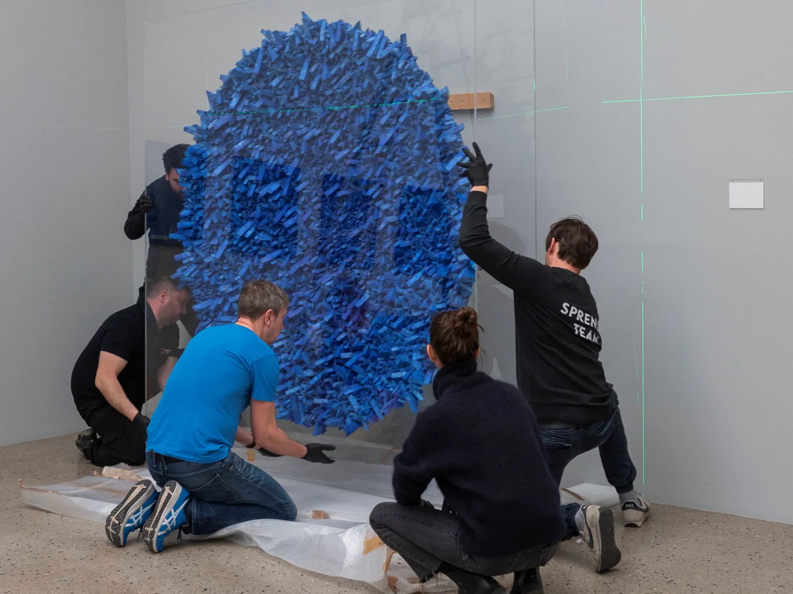 Werk des koreanischen Künstlers Kwang Young Chun bei der Hängung im Sprengel Museum Hannover