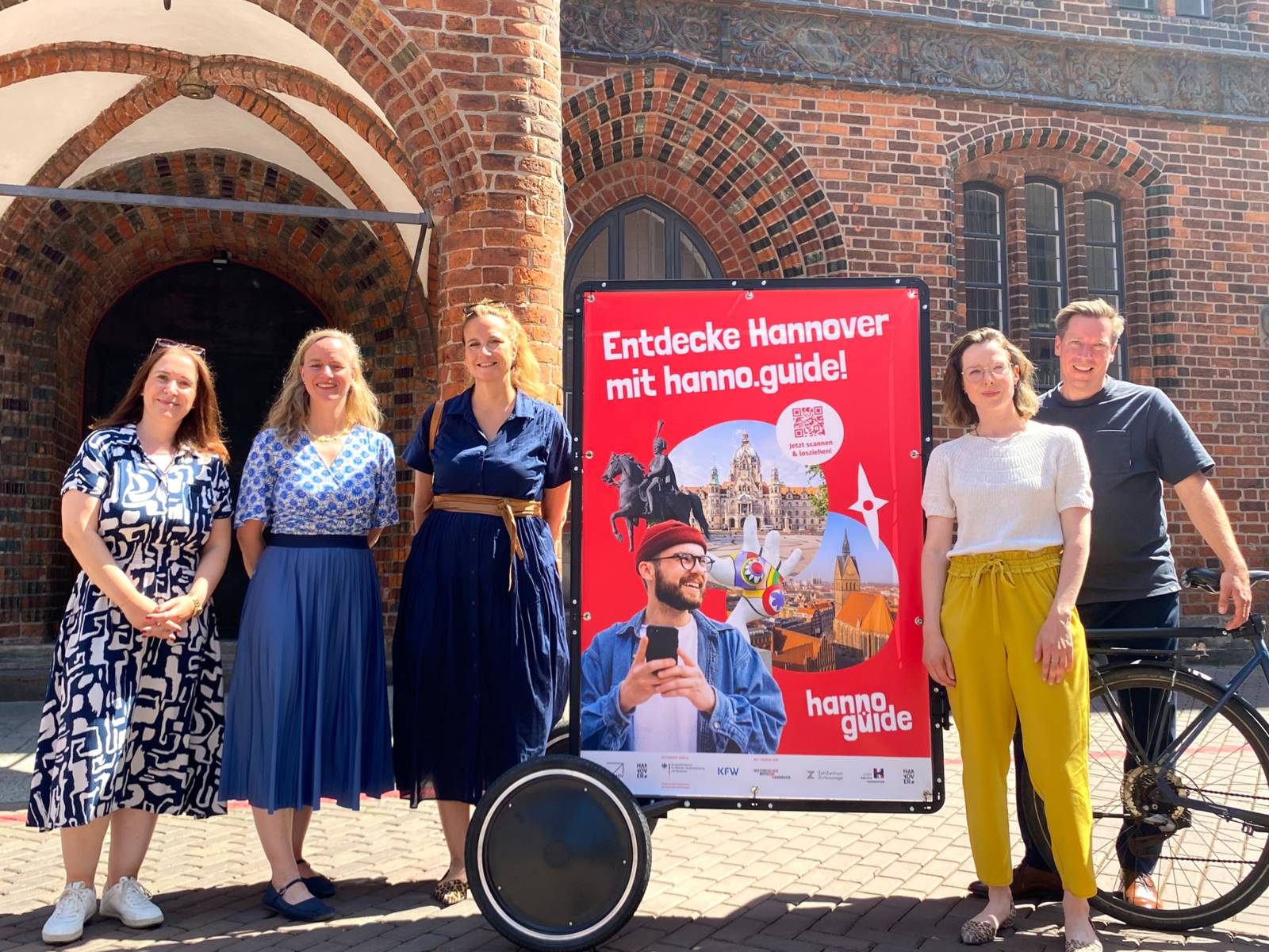 v. l.: Lisa Brünjes (Bereichsleitung Tourismus der Hannover Marketing und Tourismus GmbH), Anne Gemeinhardt (Direktorin der Museen für Kulturgeschichte), Inga Samii (Fachbereichsleiterin Kultur), Leona Söhnholz (Fachbereich Kultur – Digitale Kulturstrategie) und Dr. Jan Willem Huntebrinker (Museen für Kulturgeschichte) stellten die neue App und die Strategie dahinter im Rahmen eines Pressetermins am 19. Juni bei einem Live-Test am Alten Rathaus vor.