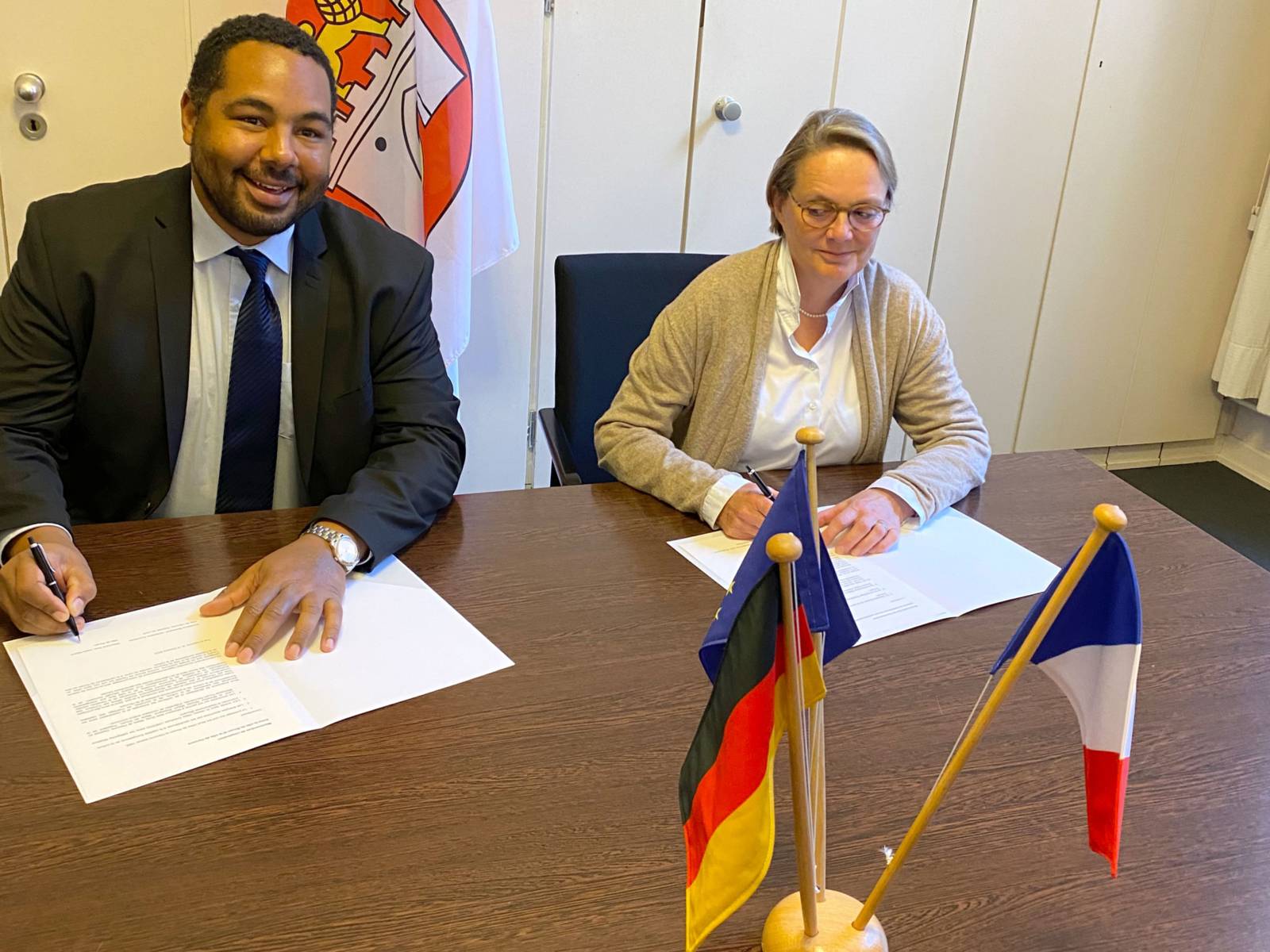Kulturdezernentin Konstanze Beckedorf und Sileymane Sow, stellv. Bürgermeister Stadt Rouen, unterzeichnen das Memorandum über die Zusammenarbeit zwischen der Stadt Rouen und der Landeshauptstadt Hannover.