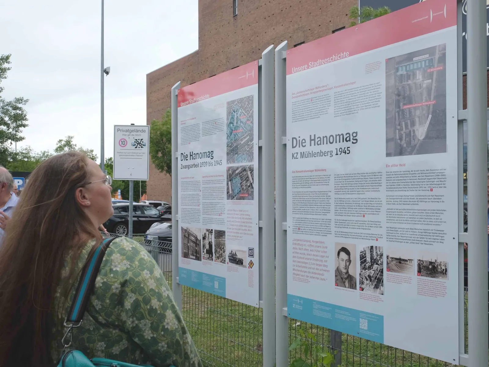 Interessierte vor der enth&uuml;llten Informationstafel zur Geschichte der Zwangsarbeit bei der Hanomag