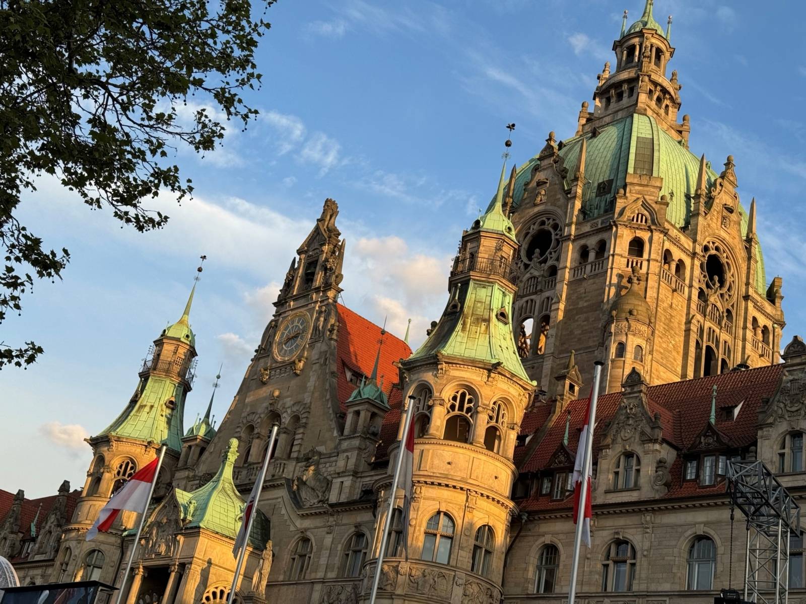 Ein Gebäude vor blauem, leicht bewölkten Himmel.