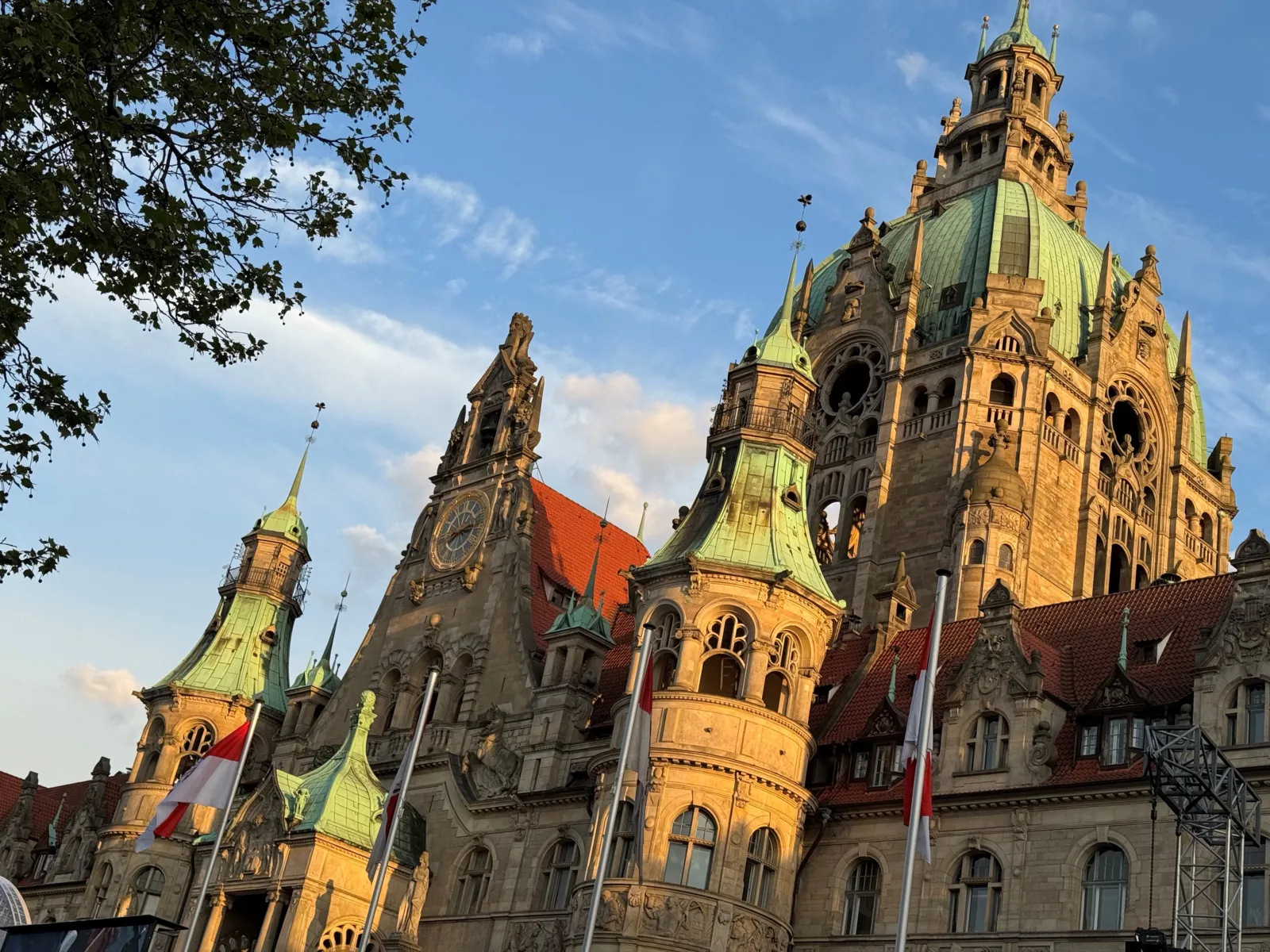 Ein Gebäude vor blauem, leicht bewölkten Himmel.