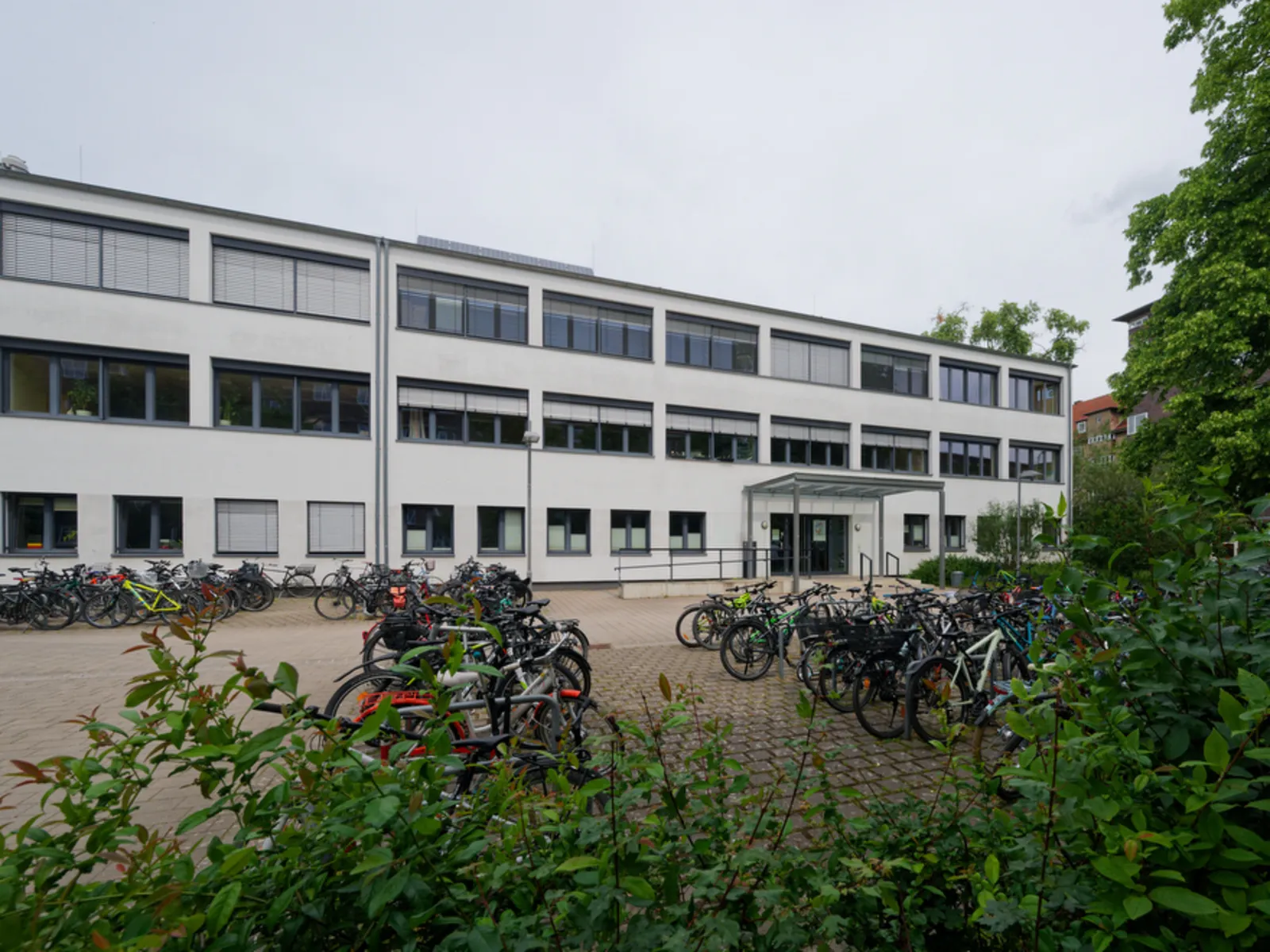Foto der weiterführenden Schule IGS List, Haupteingang