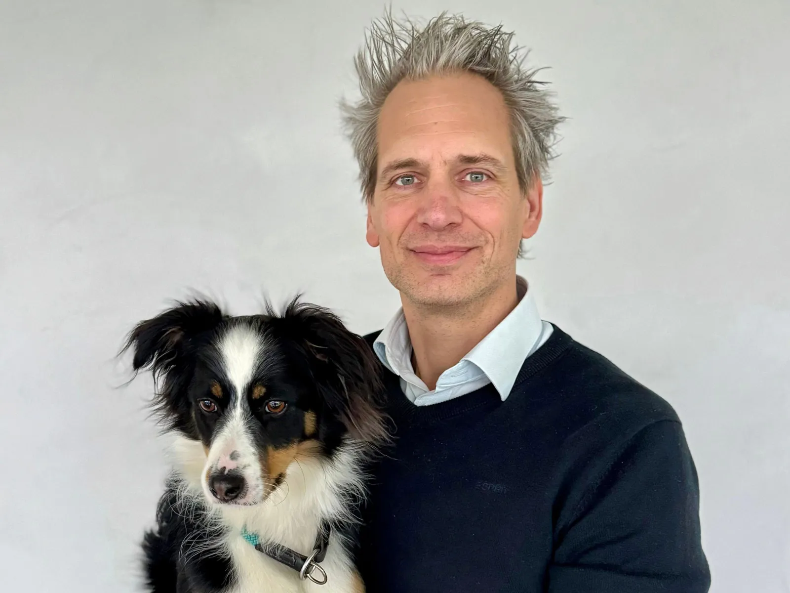 Mann mit Hund auf dem Arm