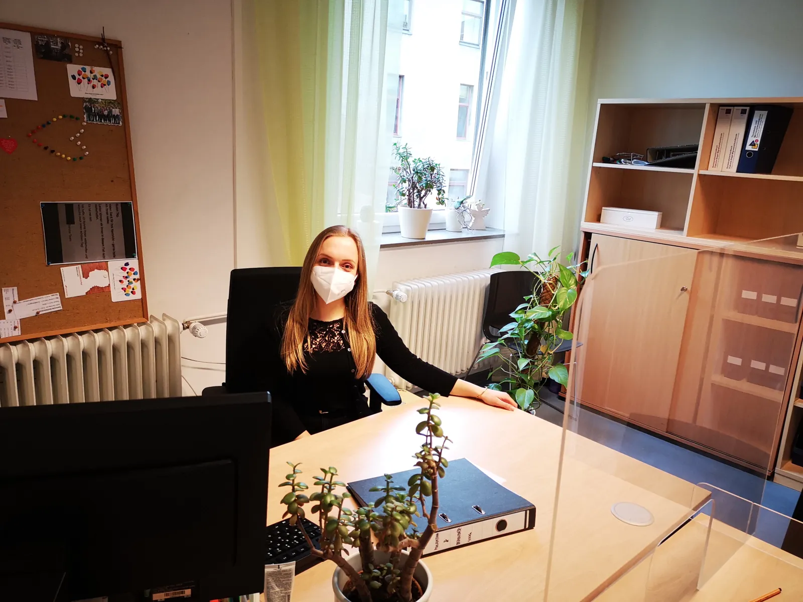 Eine Frau sitzt am Schreibtisch