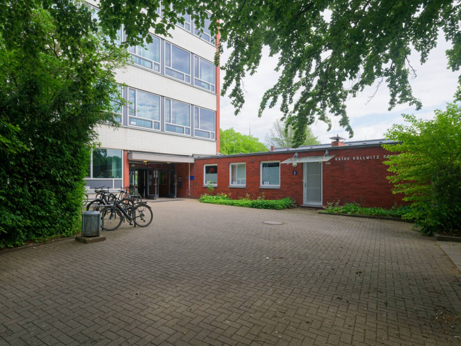 Foto der weiterführenden Schule Gymnasium Käthe-Kollwitz-Schule, Haupteingang