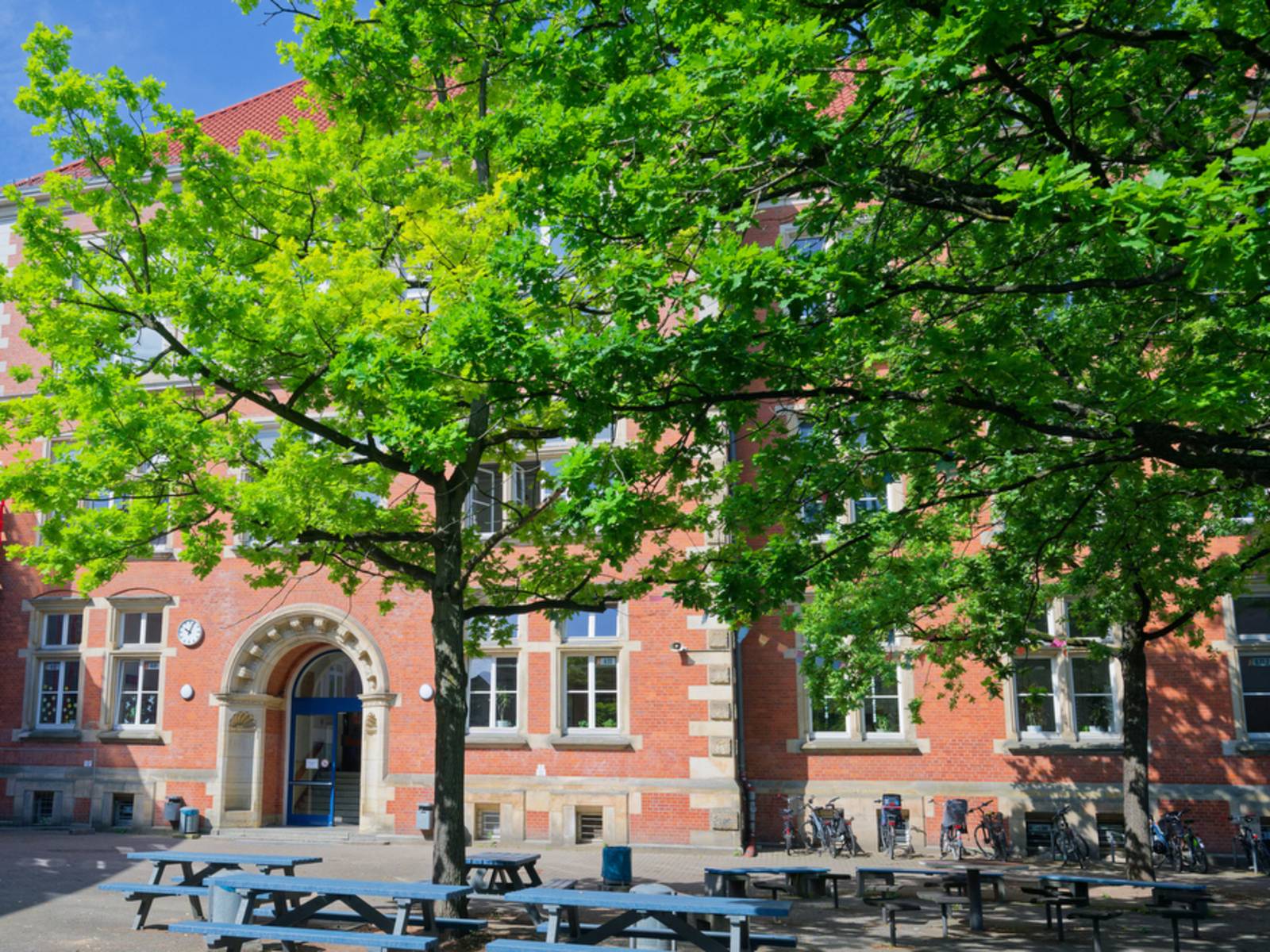 Foto der Schule Gymnasium Helene-Lange-Schule, Außenansicht.
