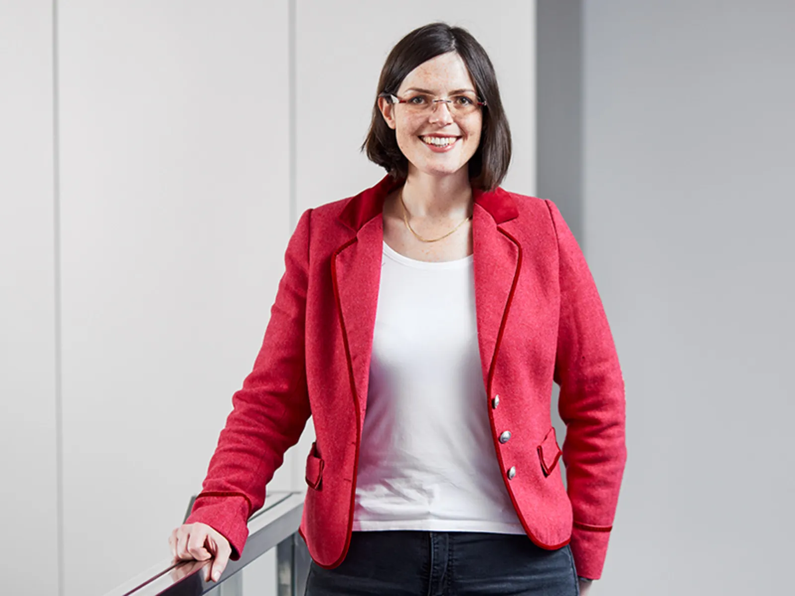 Portraitfoto einer Frau, die eine rote Jacke trägt