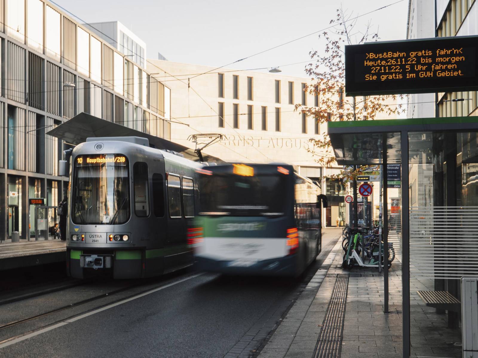 Bus und Bahn als Symbolbild für den Gratis-Fahr'n-Tag 2022