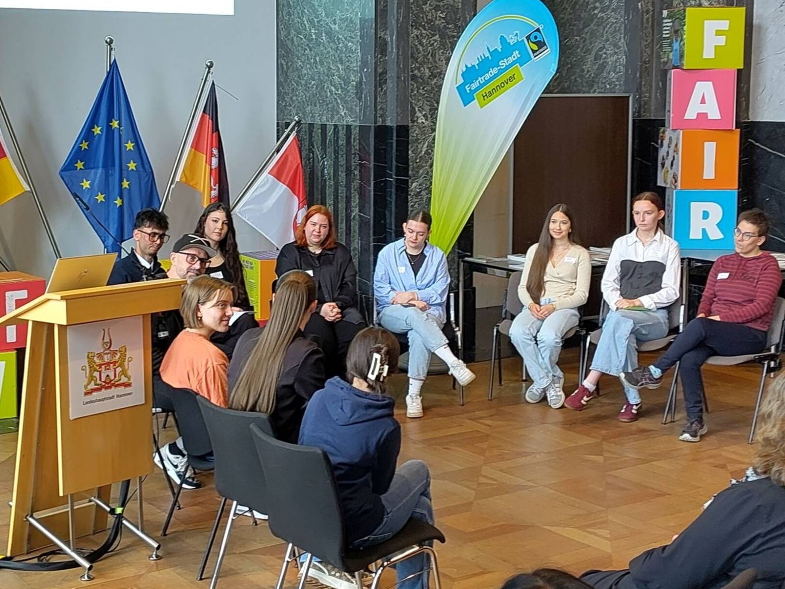Sch&uuml;ler*innen diskutieren mit Spax &uuml;ber den Fairen Handel