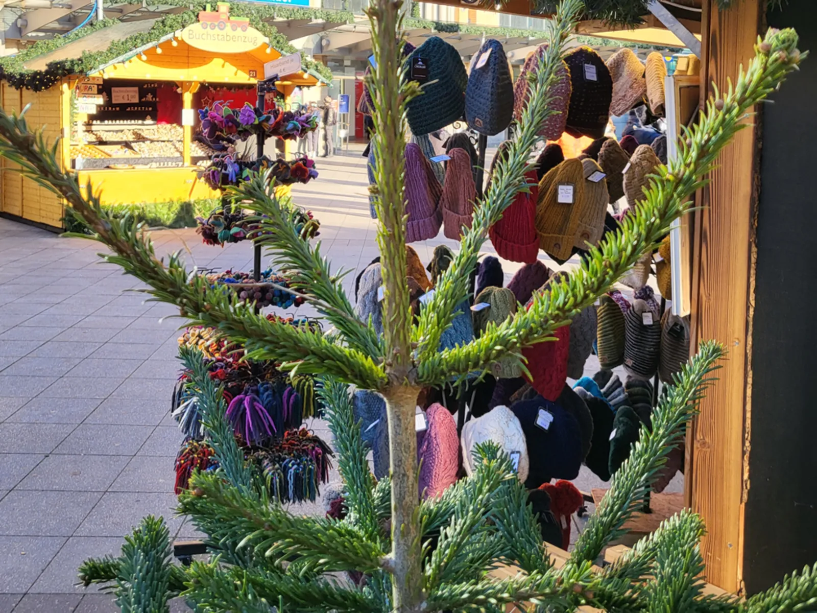 Weihnachtsmarktbude mit Wollmützen