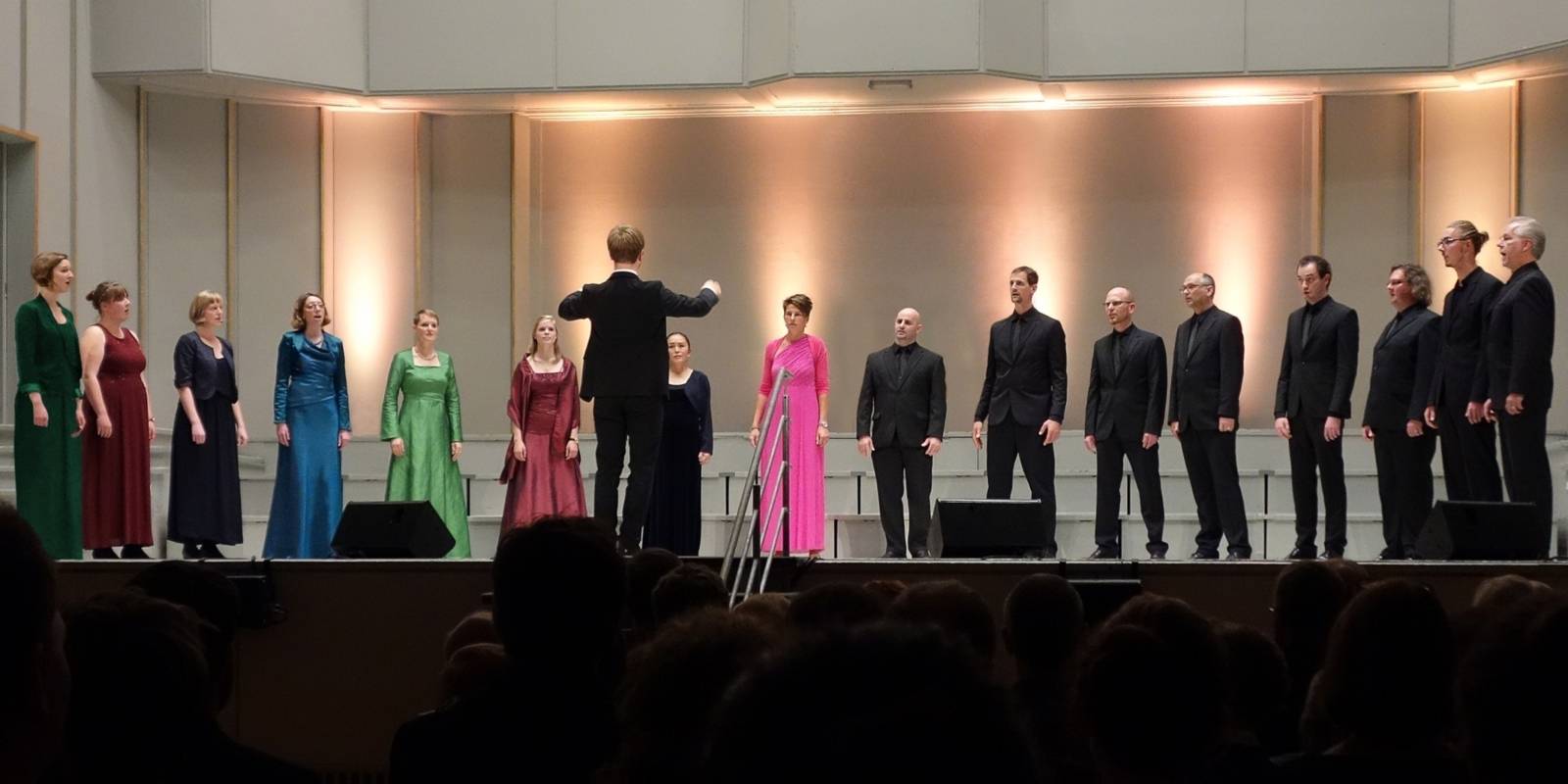 Kleiner singender Chor mit Dirigent