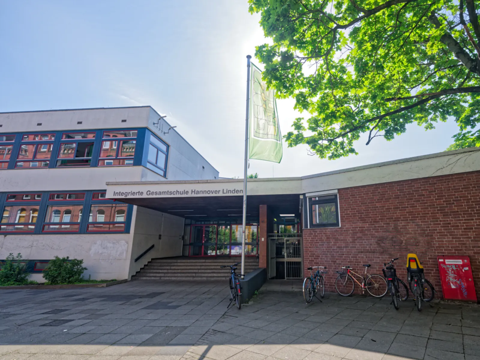 Foto der Schule IGS Linden, Haupteingang.