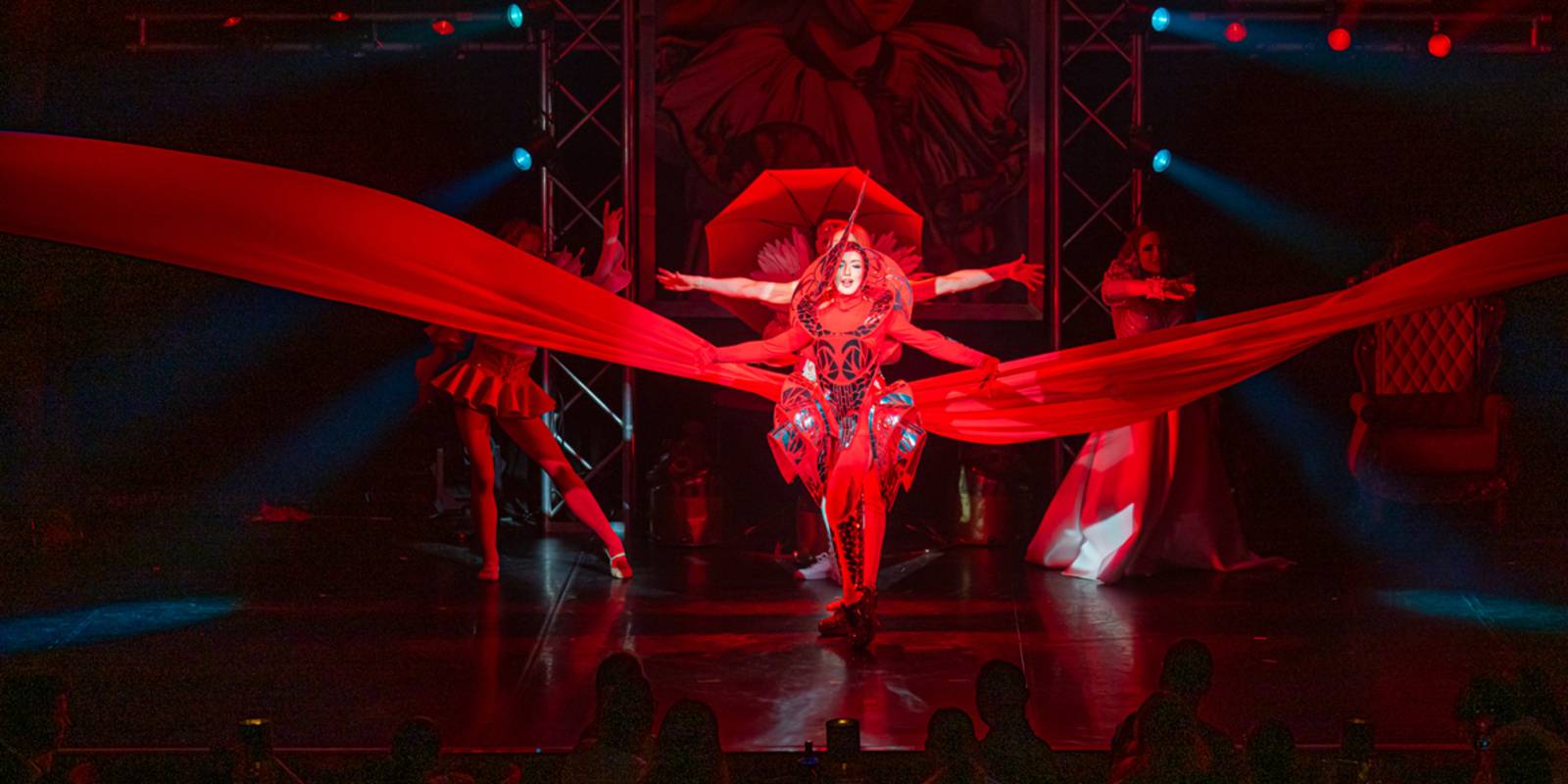 Ausgewickelte Tuchk&uuml;nstlerin auf einer B&uuml;hne