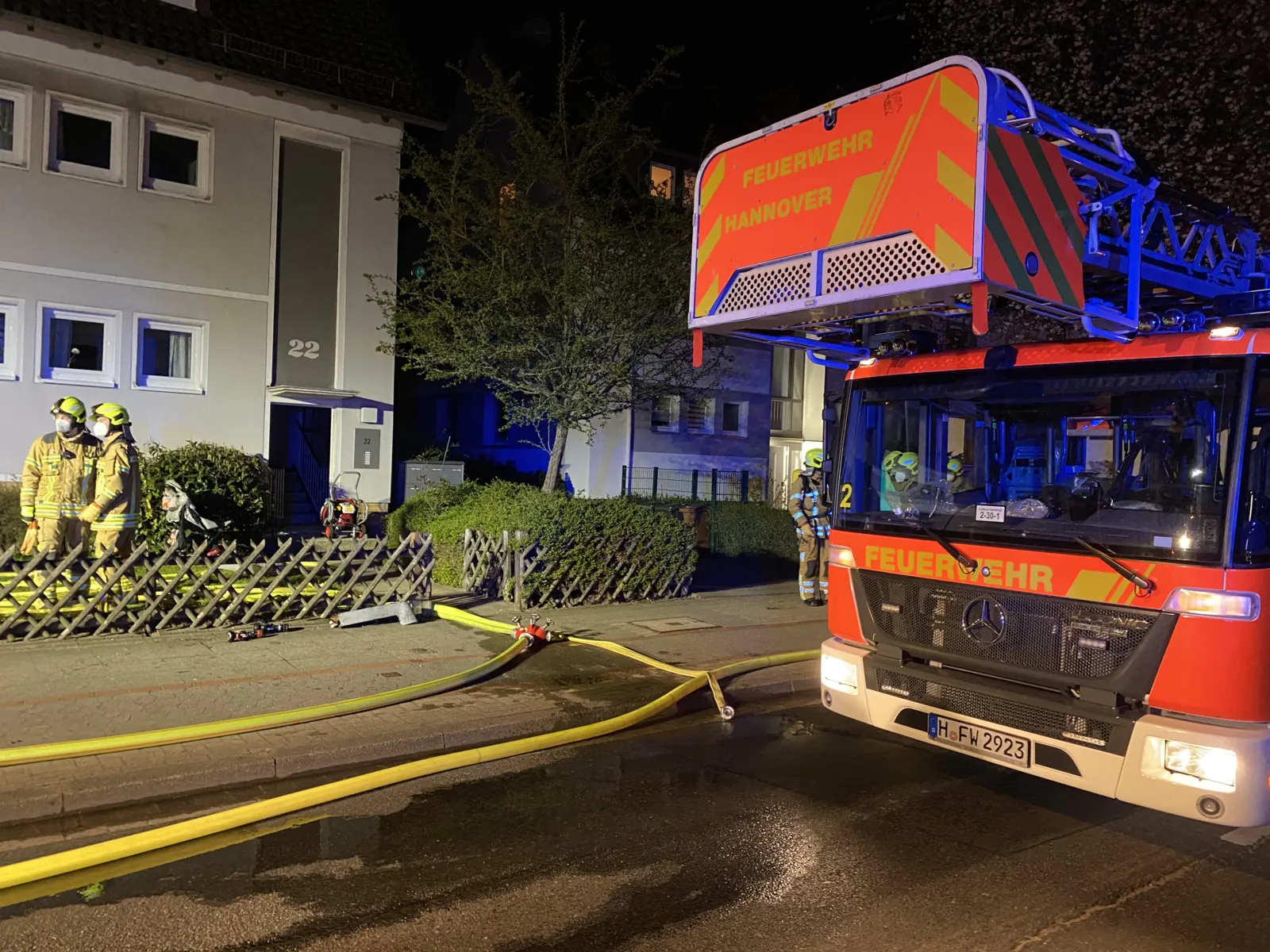 Die Feuerwehr Hannover vor einem Wohnhaus