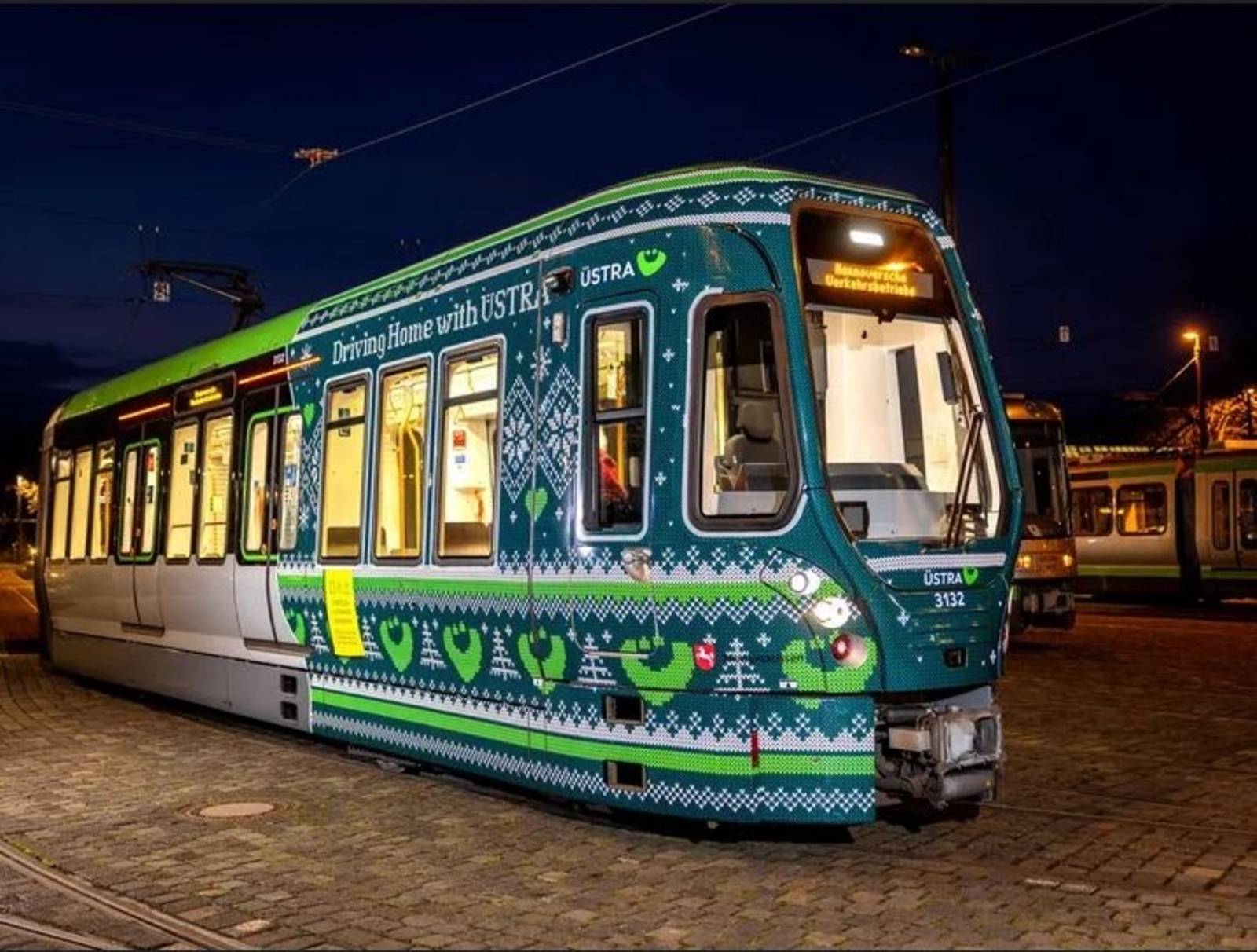 Stadtbahn im speziellen Design, das an einen Winterstrickpullover erinnert.