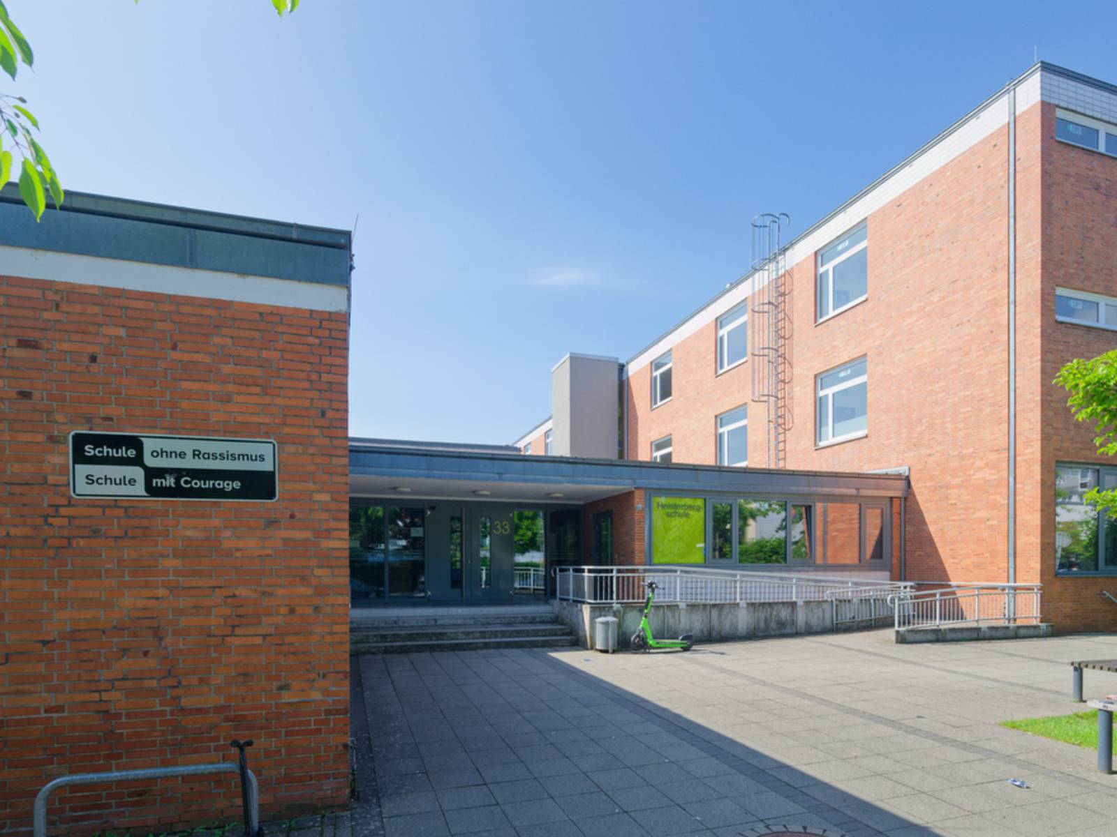 Foto der weiterführenden Schule OBS Heisterbergschule, Haupteingang
