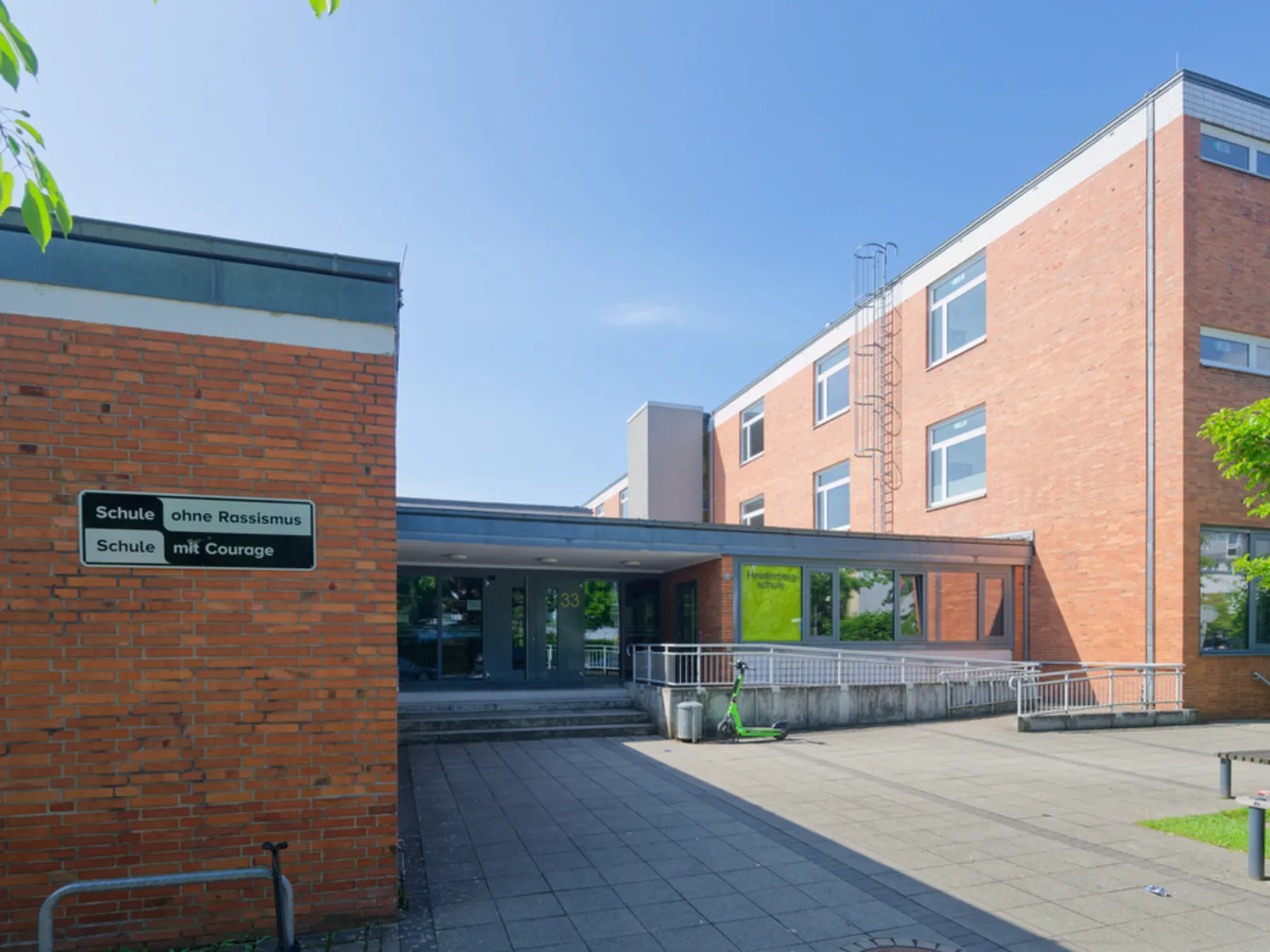 Foto der weiterführenden Schule OBS Heisterbergschule, Haupteingang
