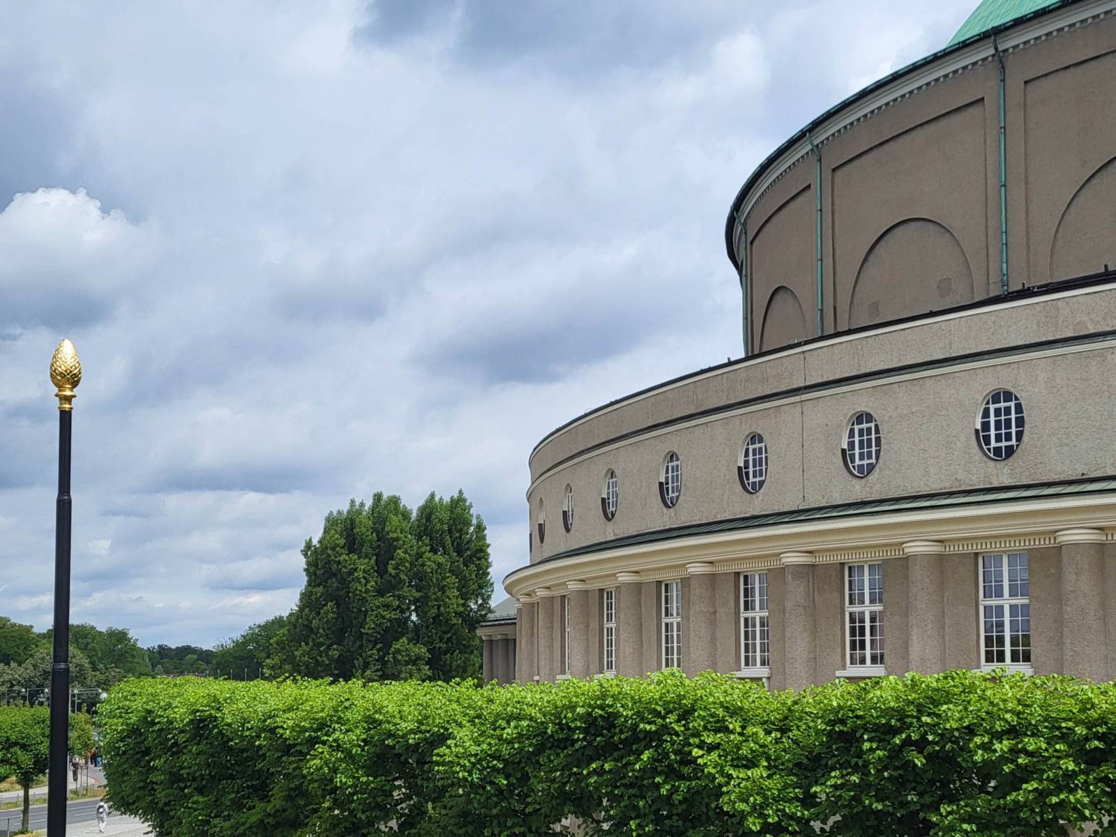 Ein Gebäude von außen.