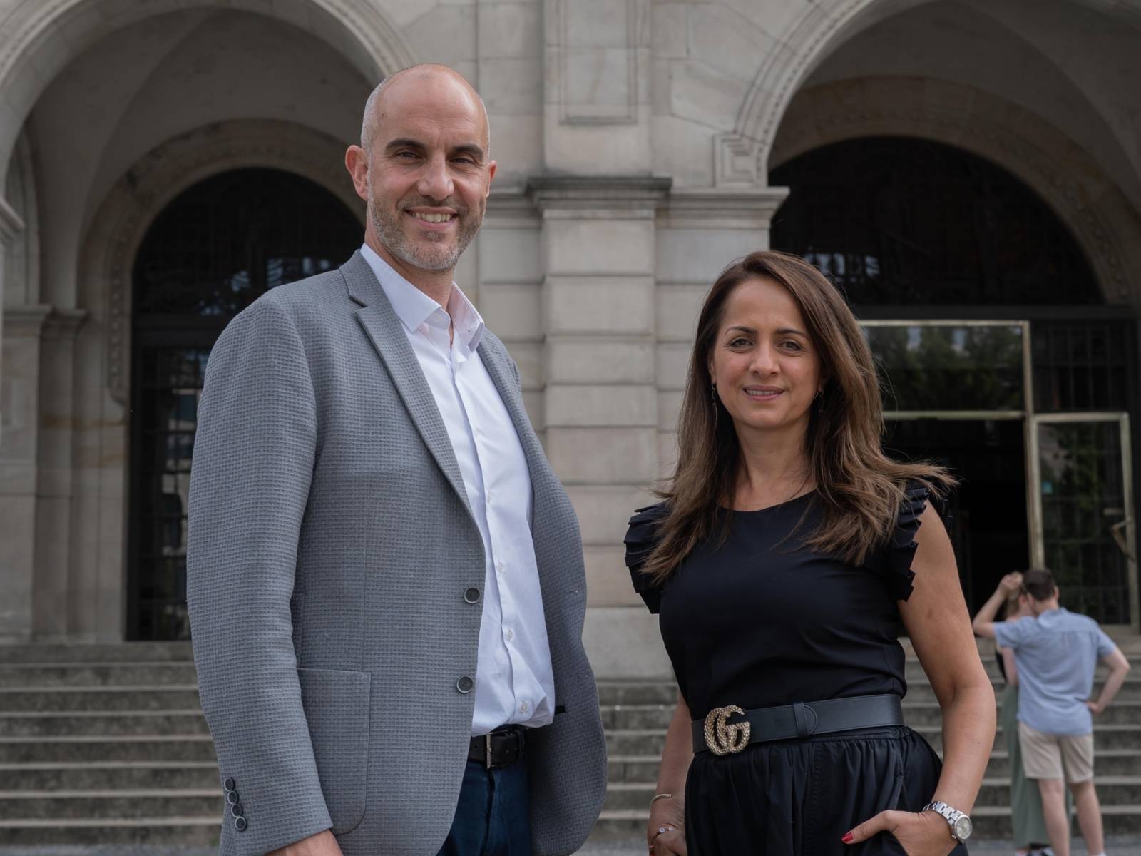 Zwei Personen vorm Neuen Rathaus.