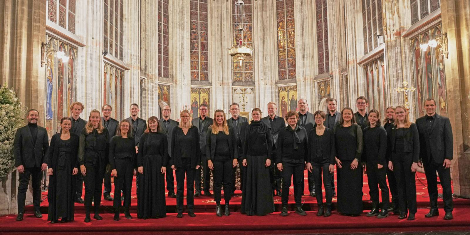 Menschengruppe in einer Kirche.