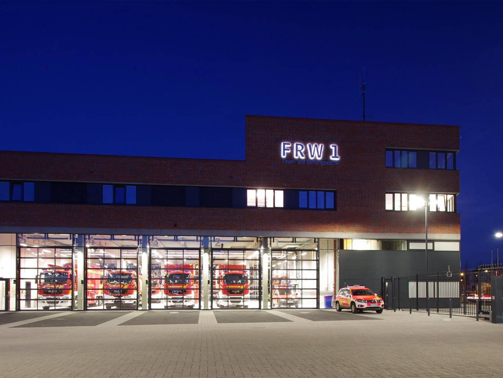Feuer- und Rettungswache 1 im Dunkeln mit Autos in der Garage