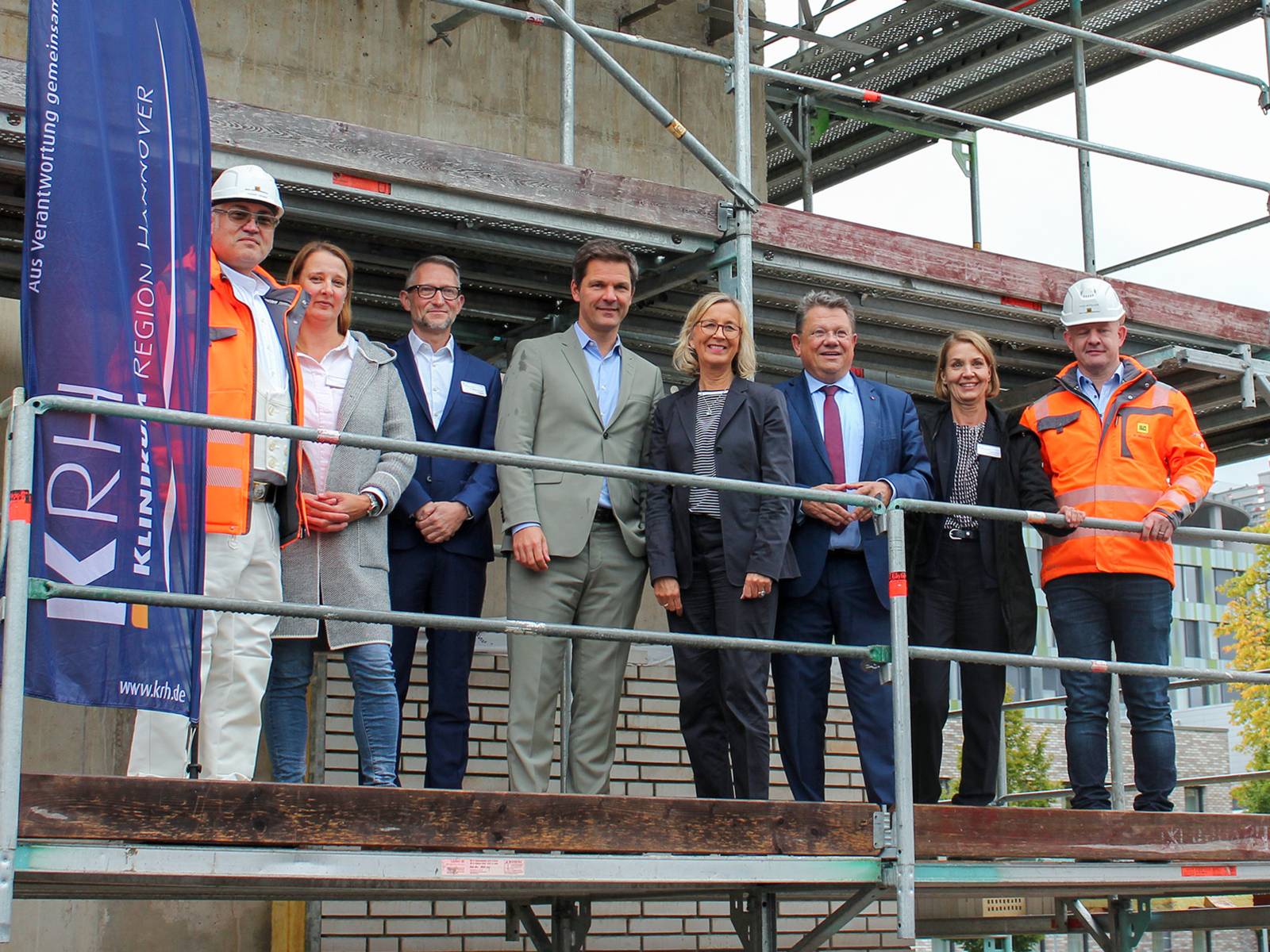 Der Regionspräsident Steffen Krach mit weiteren Personen beim Richtfest zum Neubau der Zentralapotheke am Krankenhaus Siloah.