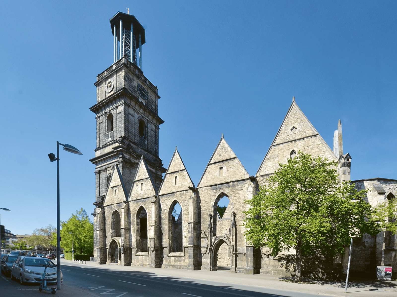 Eine Kirche von außen.