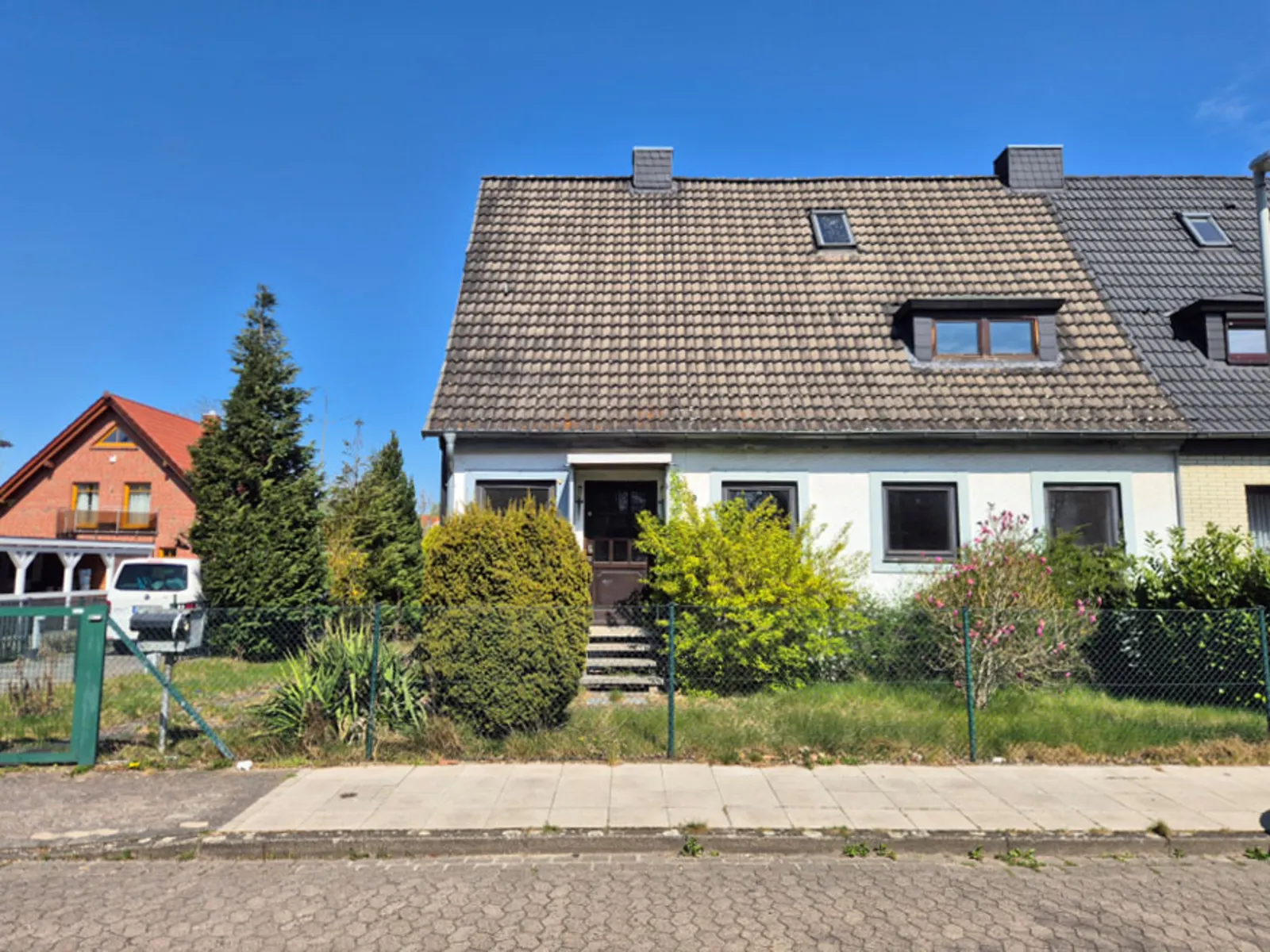 Ein Haus auf einem Grundstück.