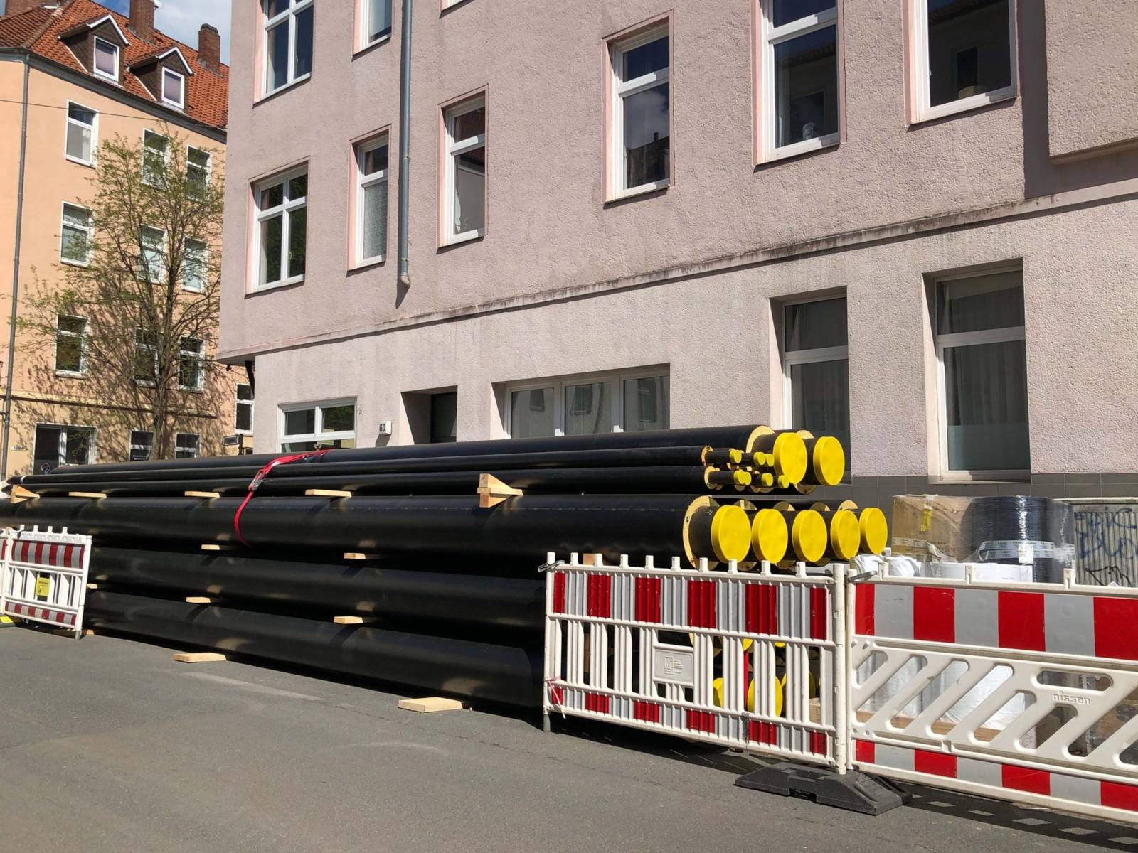 Fernwärmerohre liegen zum Einbau an der Straße