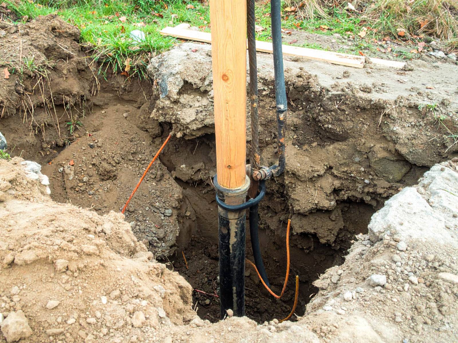 Messinstrumente im offenen Erdreich.