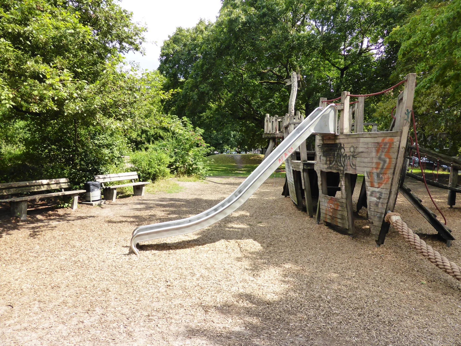 Ein Spielplatz im Grünen.