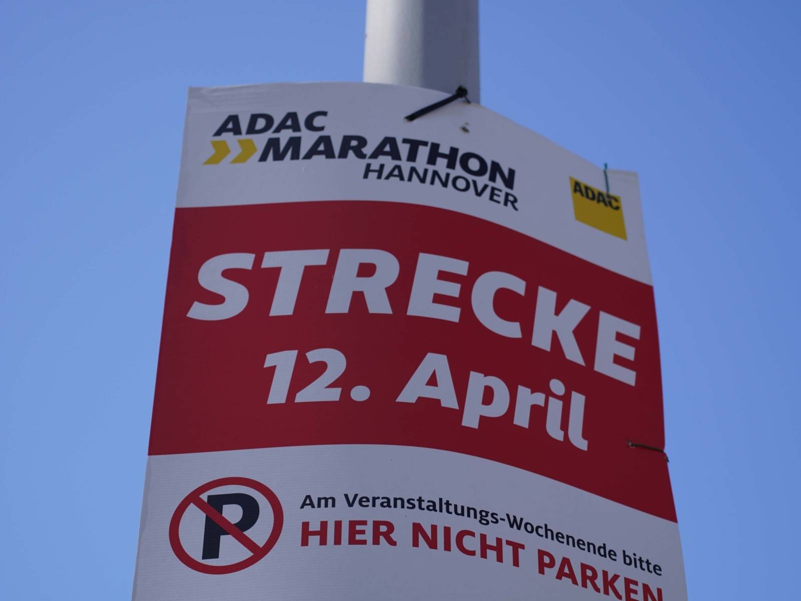 Ein Schild, das Parken entlang einer Laufstrecke verbietet.