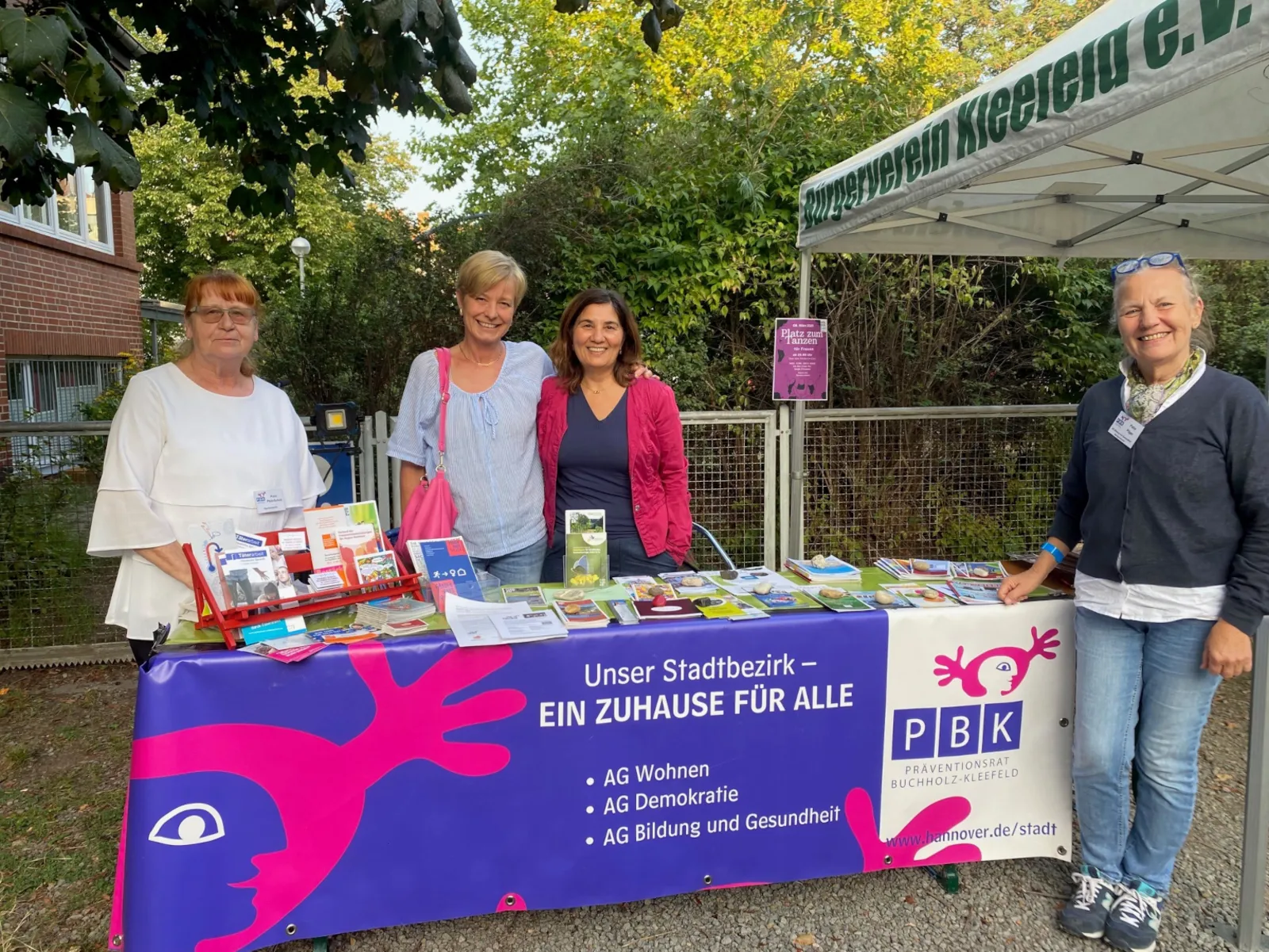 Petra Pfahl-Scholz (Repräsentantin des Präventionsrates), Gwendolin von der Osten (Polizeipräsidentin der Polizeidirektion Hannover), Belgin Zaman (Bezirksbürgermeisterin und Präventionsratsmitglied), Petra Pilger (Sprecherin der AG Bildung und Gesundheit im Präventionsrat) am Infostand.