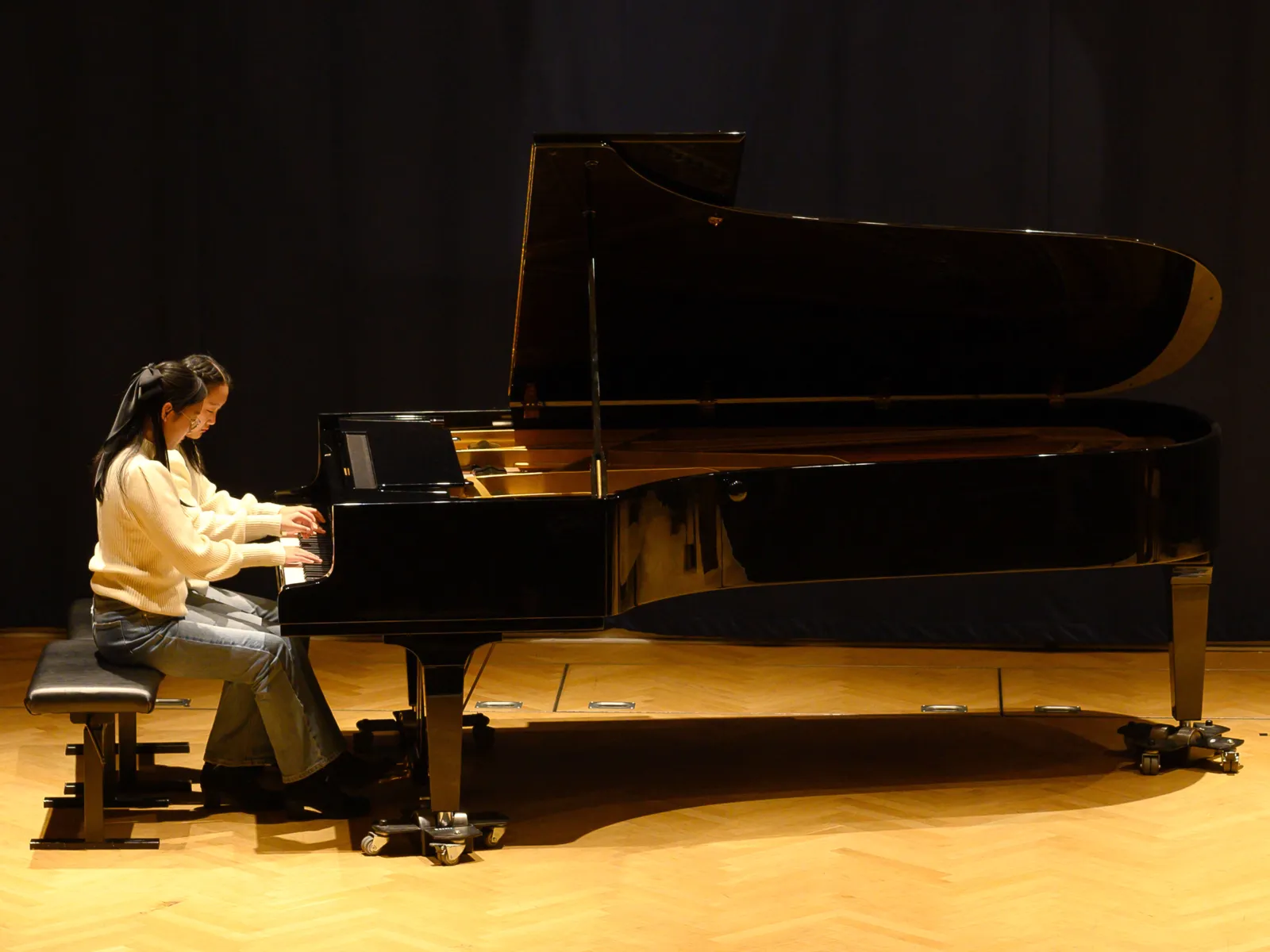 Schülerinnen der Musikschule am Flügel