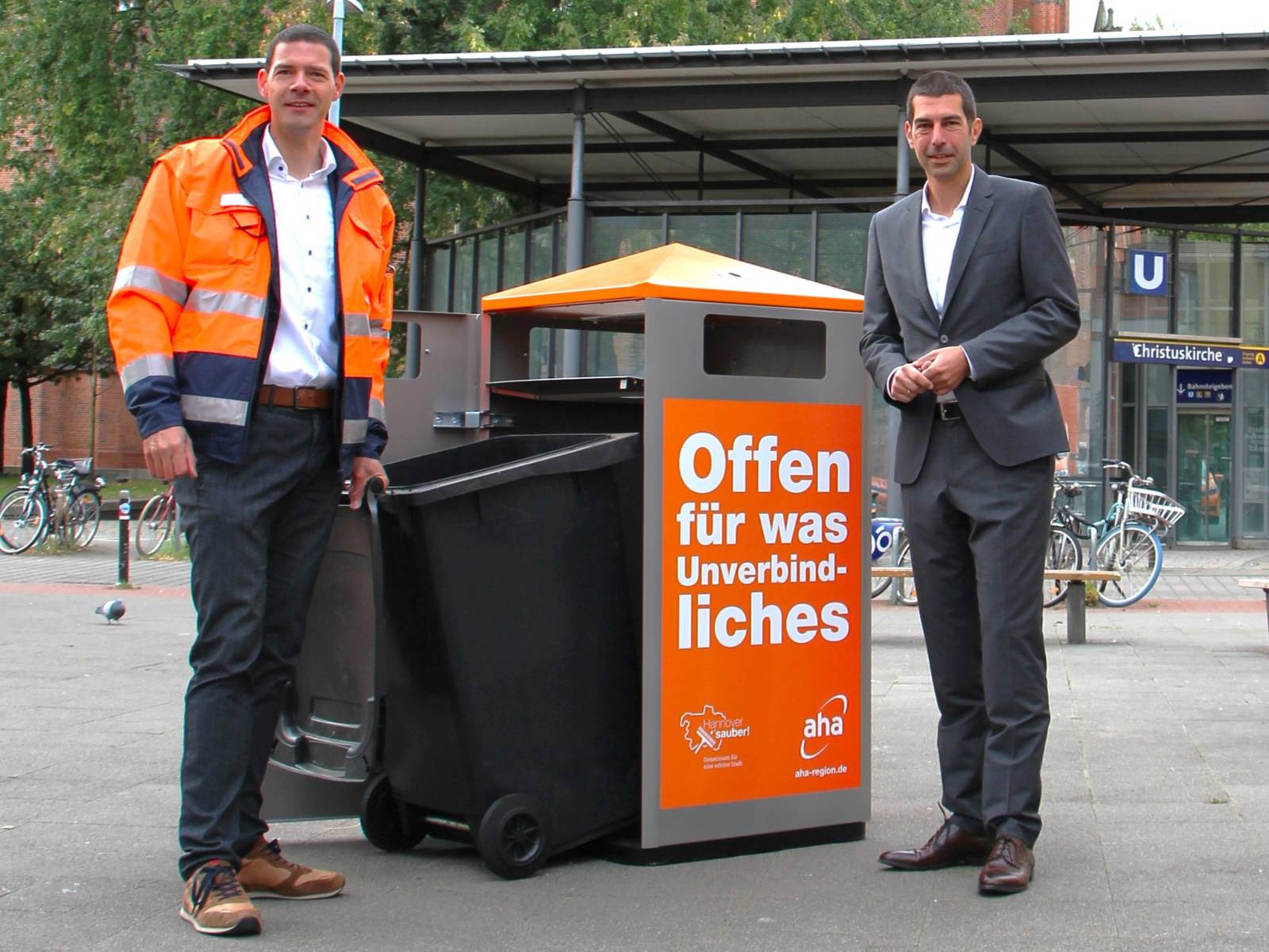 Neue Abfallbehälter des Zweckverbands Abfallwirtschaft Region Hannover mit der Aufschrift Offen für was Unverbindliches