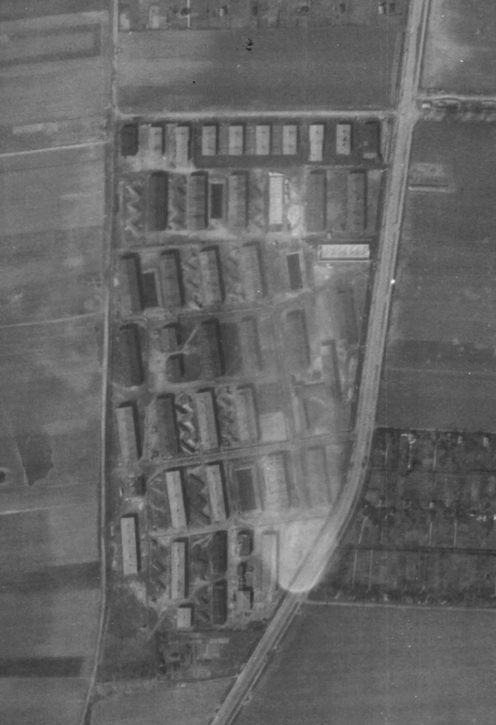 Luftbild des Zwangsarbeitslagers M&uuml;hlenberg, 9. April 1945: Die n&ouml;rdliche Barackenreihe im Lager bildete das Gel&auml;nde des KZ M&uuml;hlenberg.