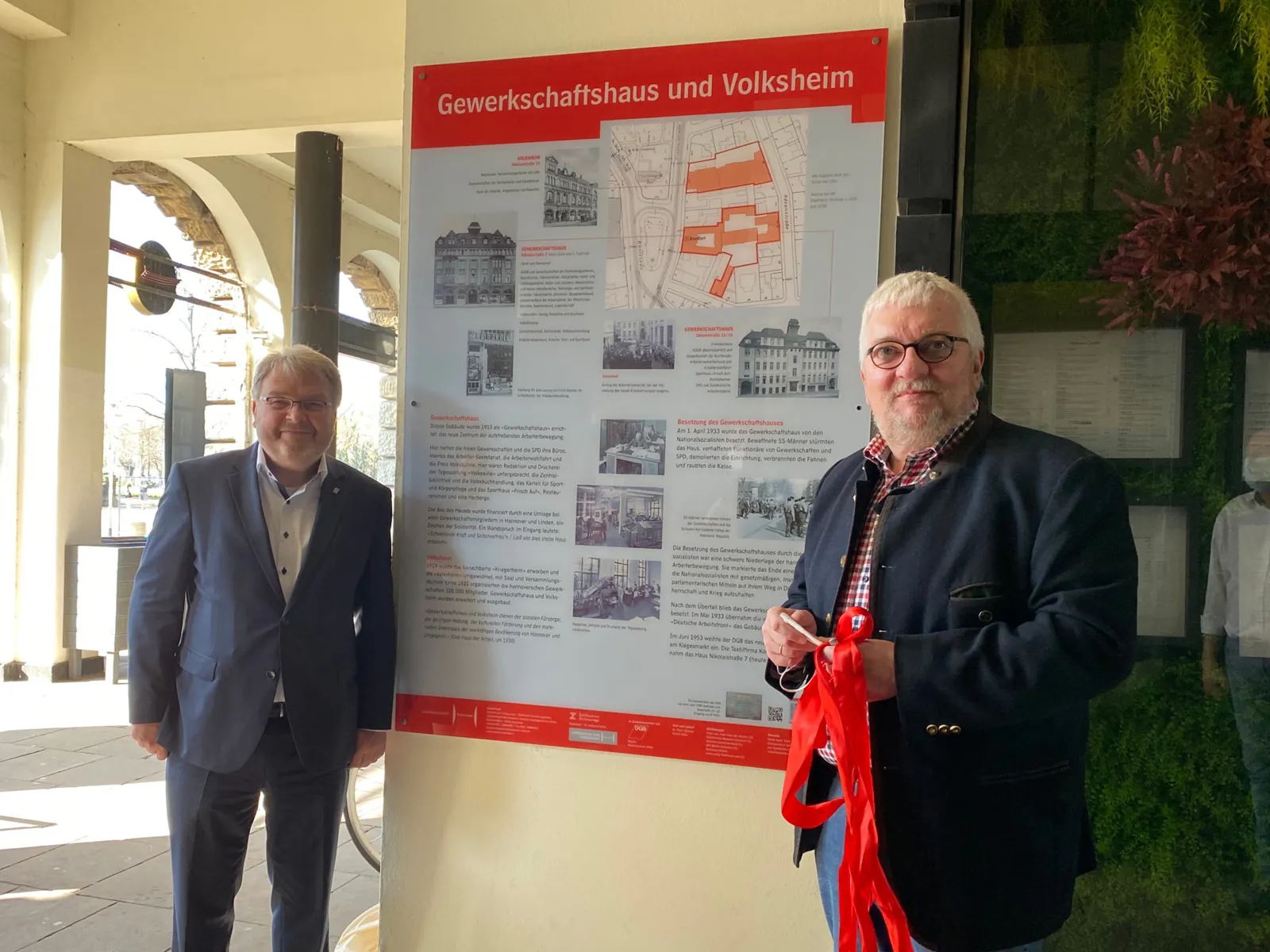 Einweihung der Informationstafel am alten Gewerkschaftshaus in der Goseriede 4