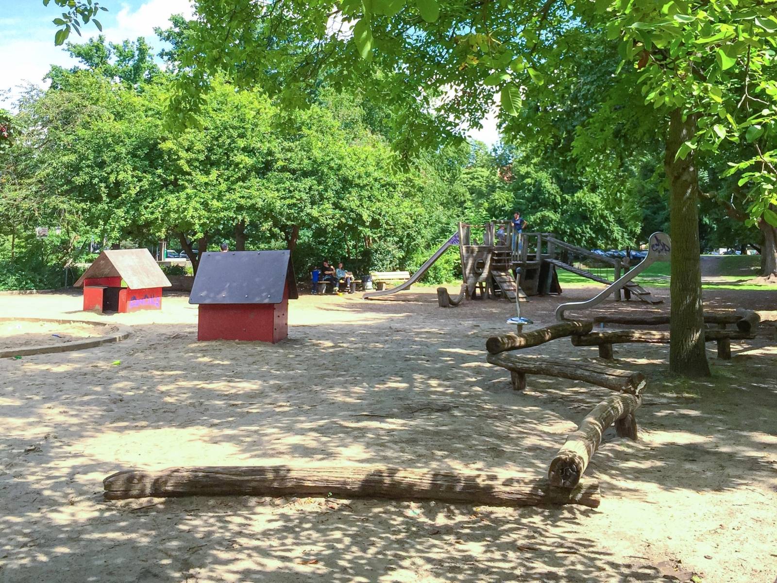 Blick auf einen Spielplatz.