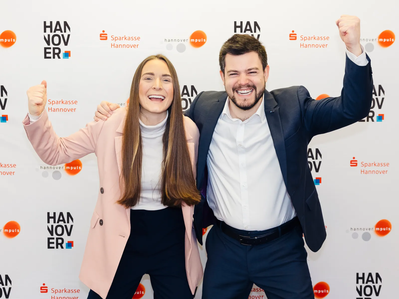 Jubelnde Frau und Mann