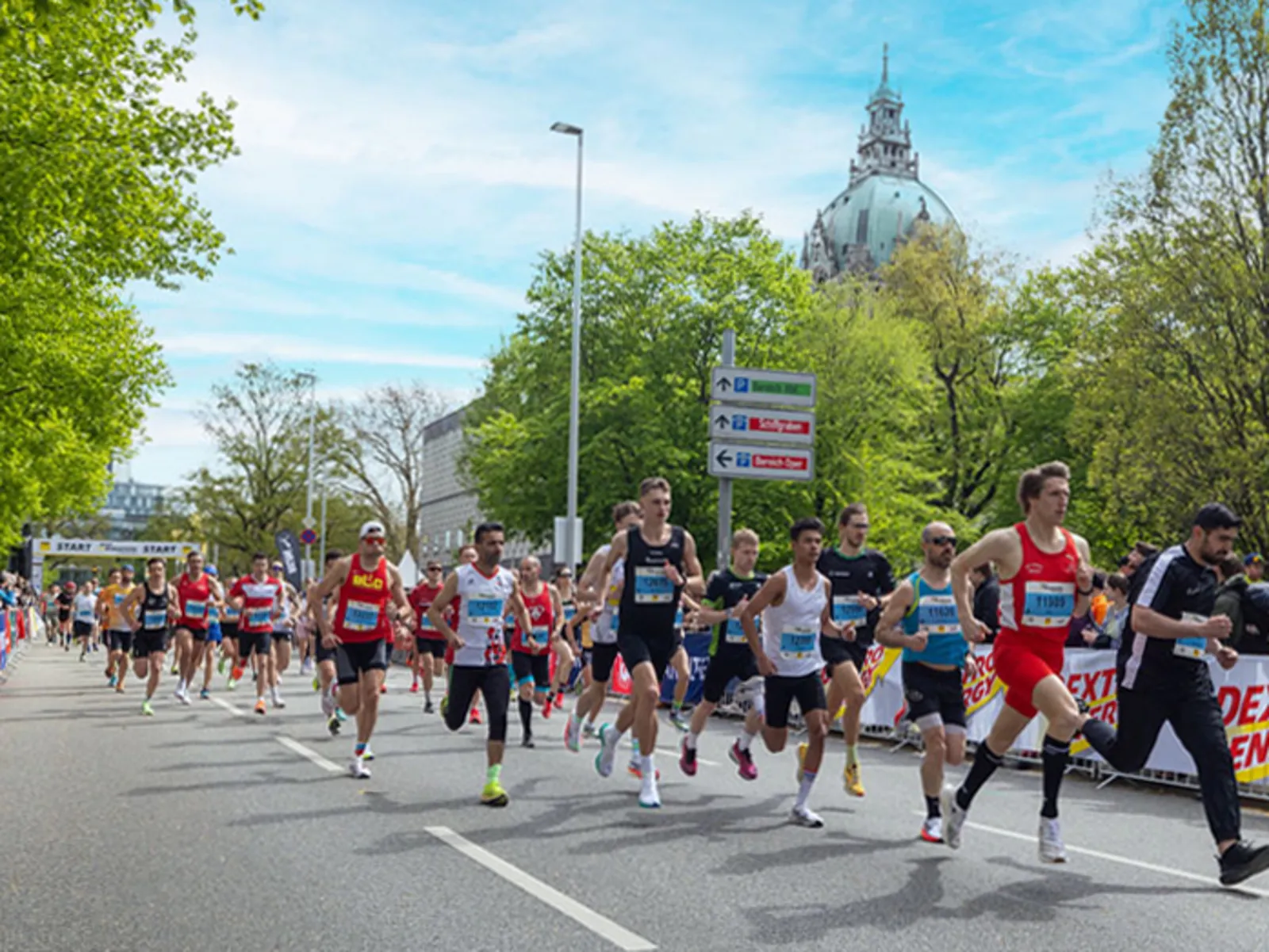 Marathonläufer vor dem Neuen Rathaus in Hannover