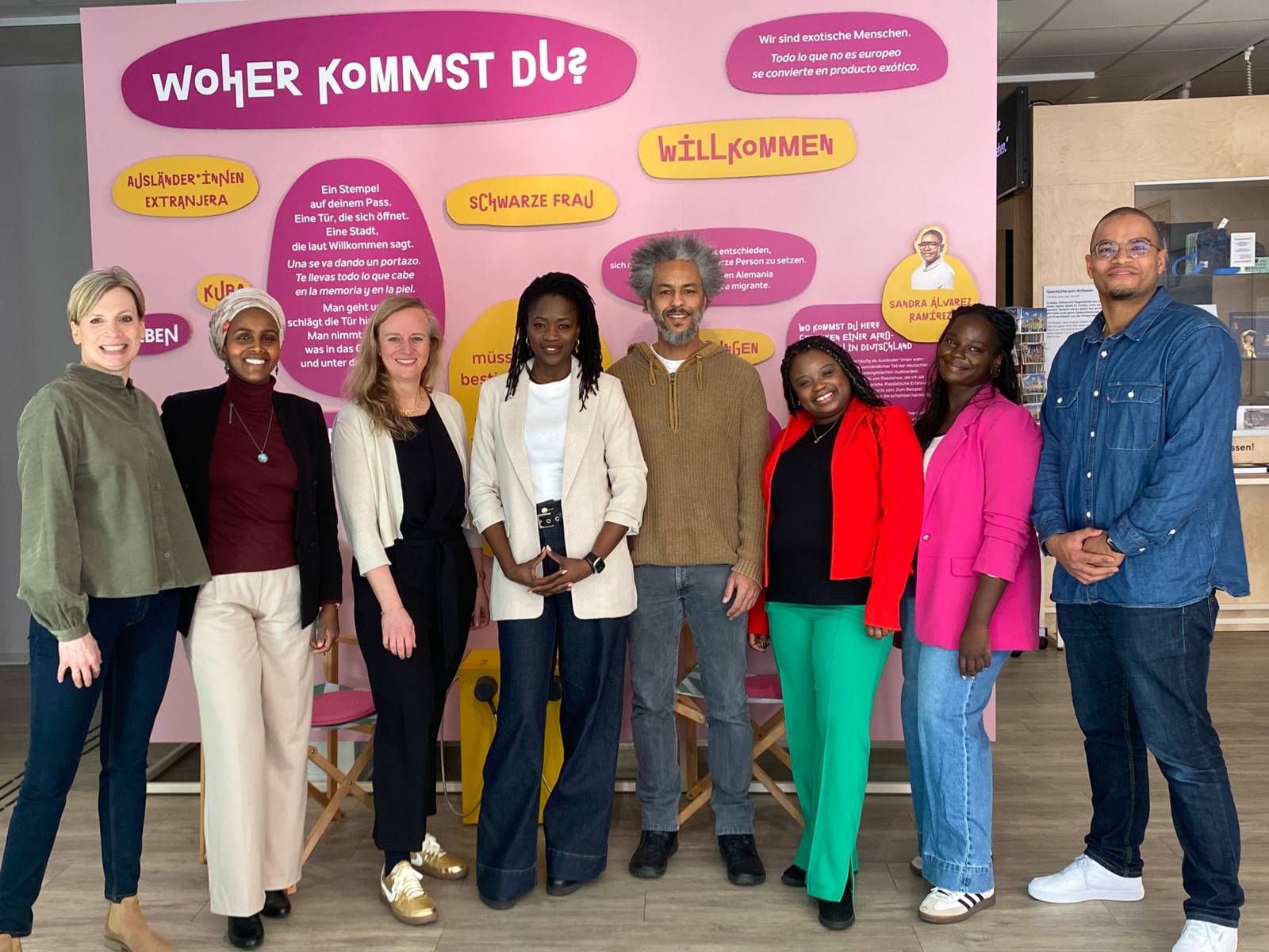 Projektverantwortliche von „Unsere Hannover: Schwarze Geschichten“ (v.l.n.r.): Katharina Rünger (Projektleitung, Museen für Kulturgeschichte), Dr. Ismahan Wayah (kuratorische Leitung), Anne Gemeinhardt (Direktorin Museen für Kulturgeschichte), Ndey Bassine Jammeh-Siegel (Co-Kuratorin), Patrick Mijnals (Co-Kurator), Erica Frimpong (Co-Kuratorin), Brenda Davina (Kooperationspartnerin, ZeitZentrum Zivilcourage), Modou Diedhiou (Kooperationspartner, Schwarze Schafe e.V.).