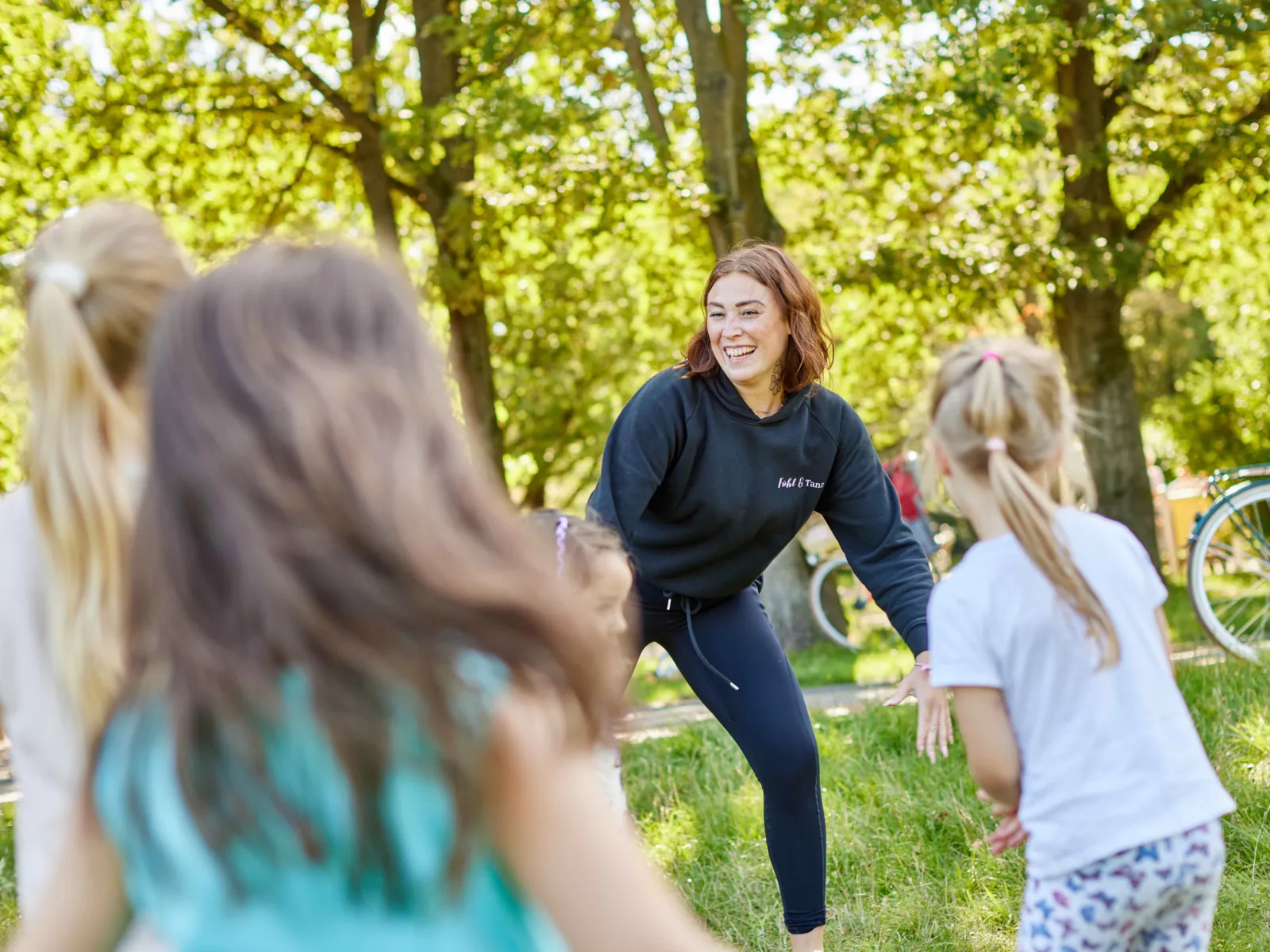 Menschen beim Sport auf einer Wiese.