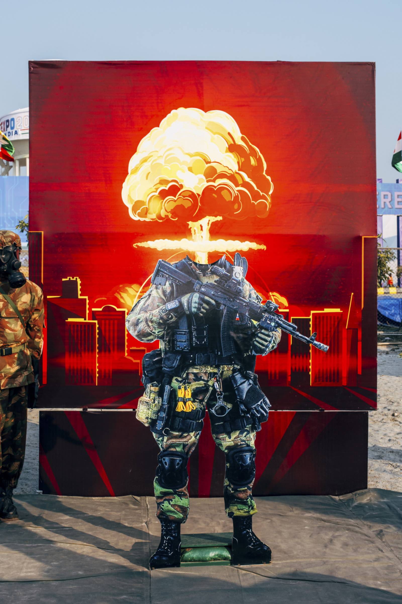 Zu sehen ist eine Fotografie von Nikita Teryoshin: Eine in Soldatenkleidung eingekleidete Puppe steht vor einem Bild mit einer Atomexplosion drauf.
