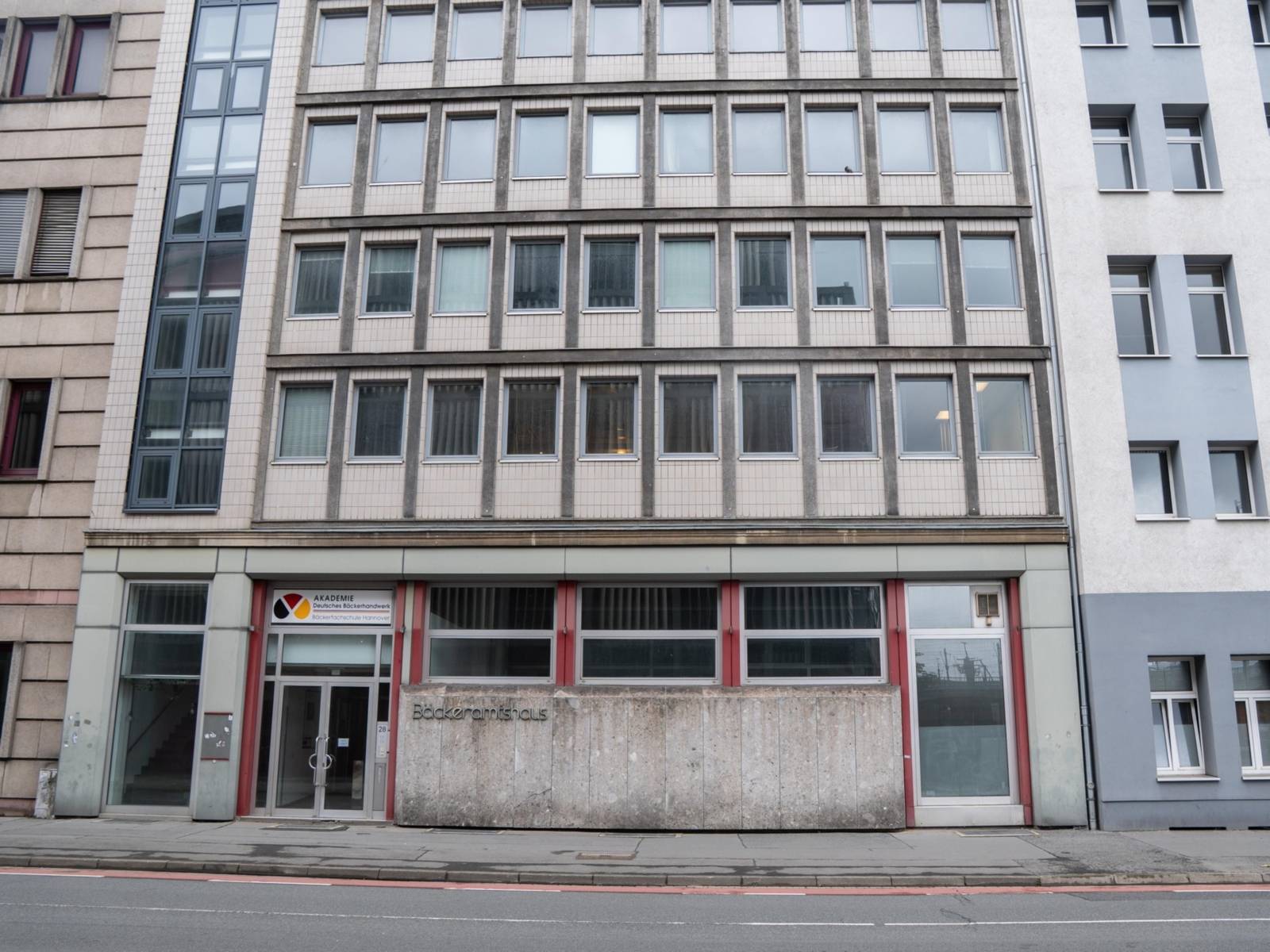 Ein Geb&auml;ude mit mehreren Geschossen von der Stra&szlig;e fotografiert. Daran steht "B&auml;ckeramtshaus".