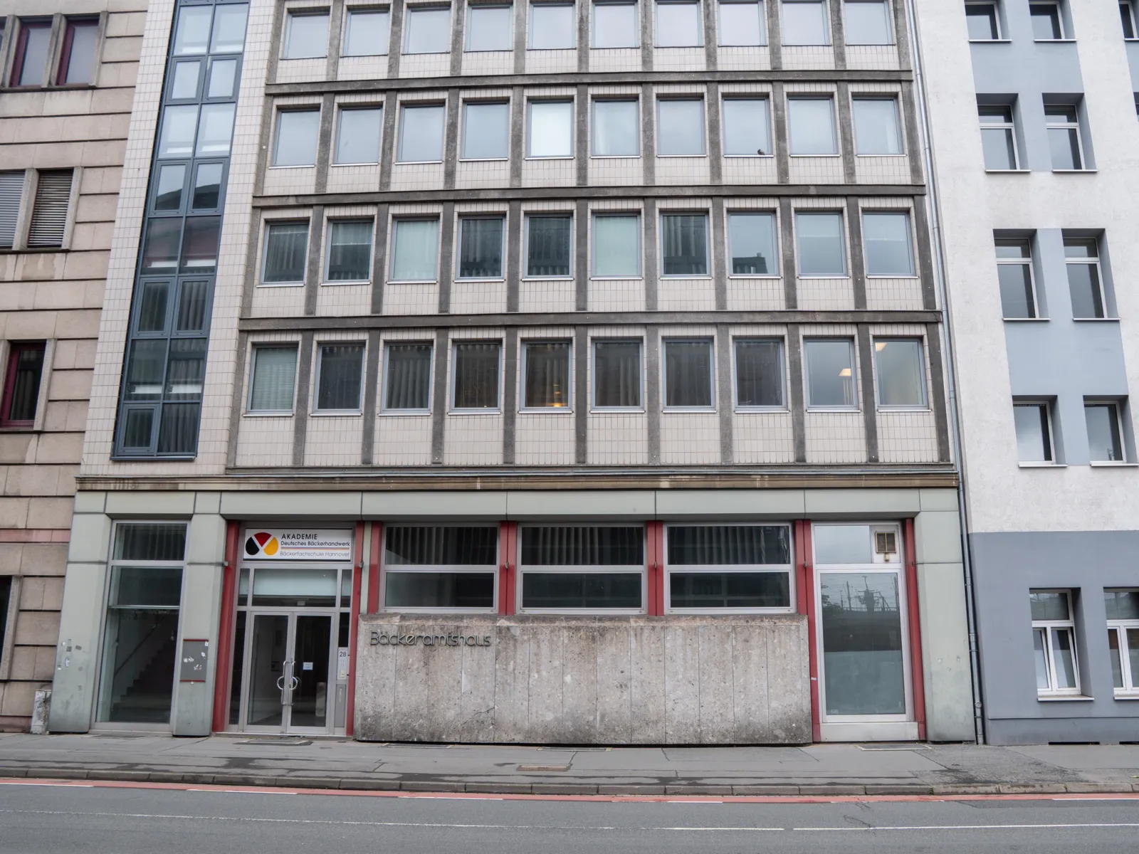 Ein Geb&auml;ude mit mehreren Geschossen von der Stra&szlig;e fotografiert. Daran steht "B&auml;ckeramtshaus".