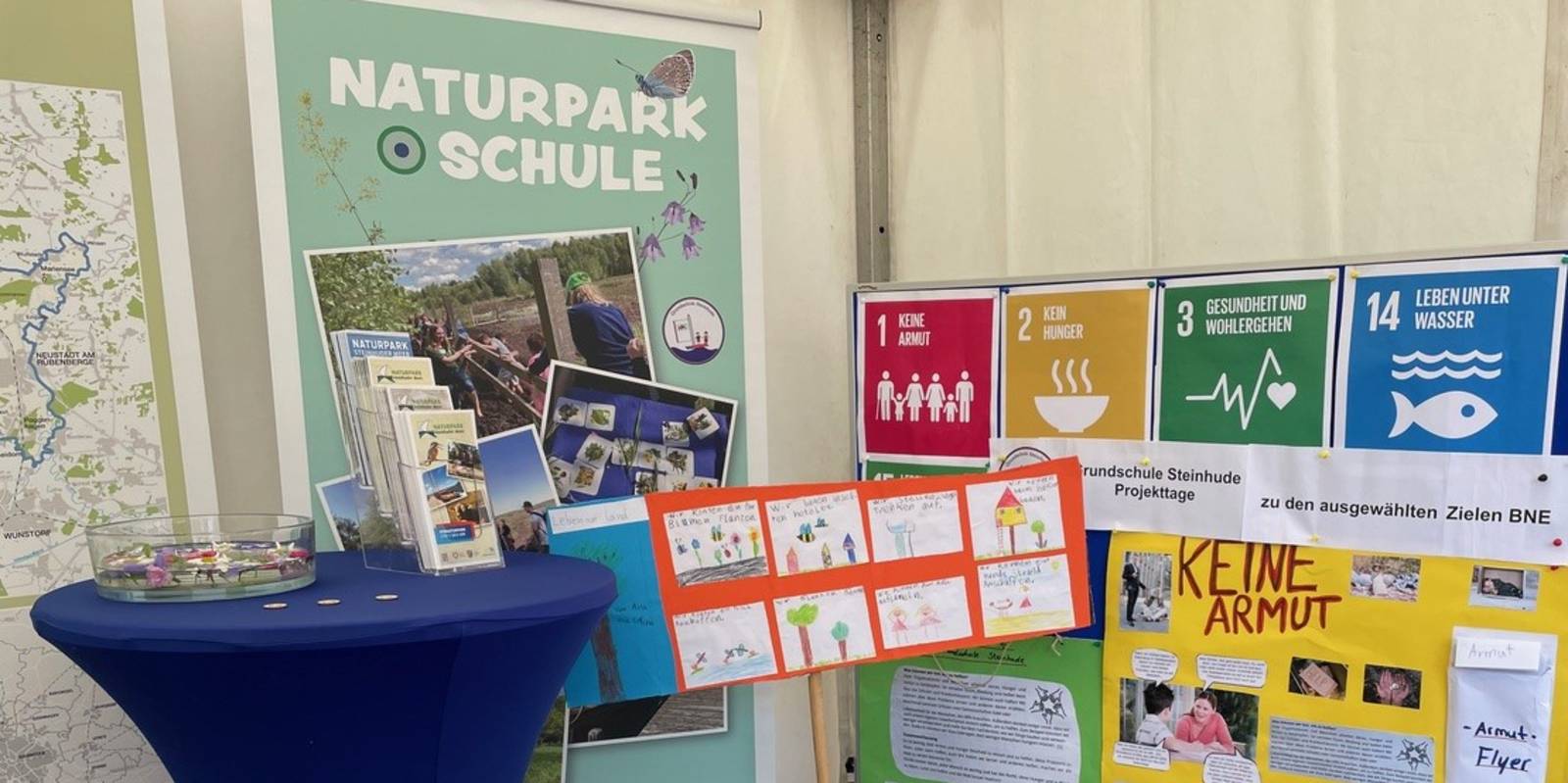 Eine Person h&auml;lt einen Baumstamm, eine weitere Person legt das Ohr an den Baumstamm.