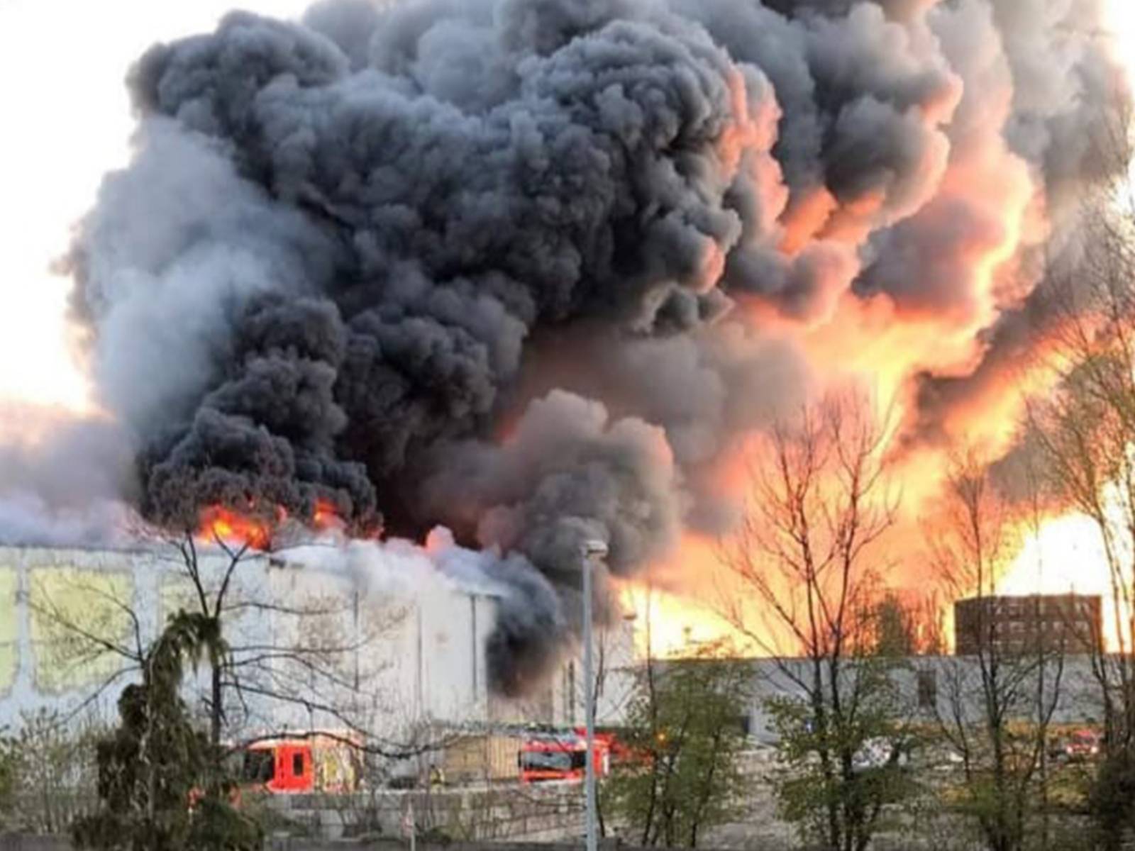 Eine Halle steht in Vollbrand